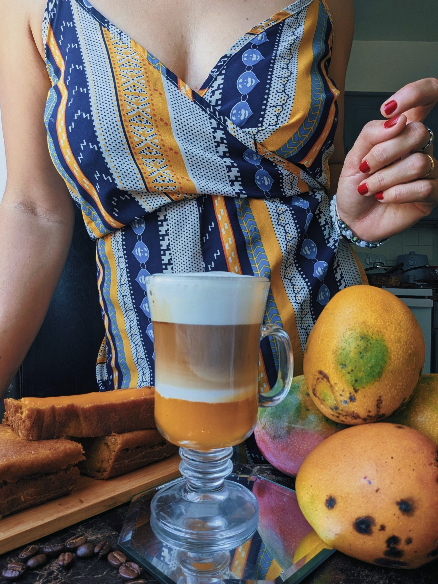 Hice tantas fotos, todas me parecen perfectas☺️✨
Me enamoré de esta receta y descubrí que casi nadie la conoce, si es que no la he inventado yo jajaja.
Es pulpa natural de mango, más leche espumosa y espresso. 
He de decir que el sabor del mango es potente en esta combinación. Super recomendado y puede añadirle hielo. 