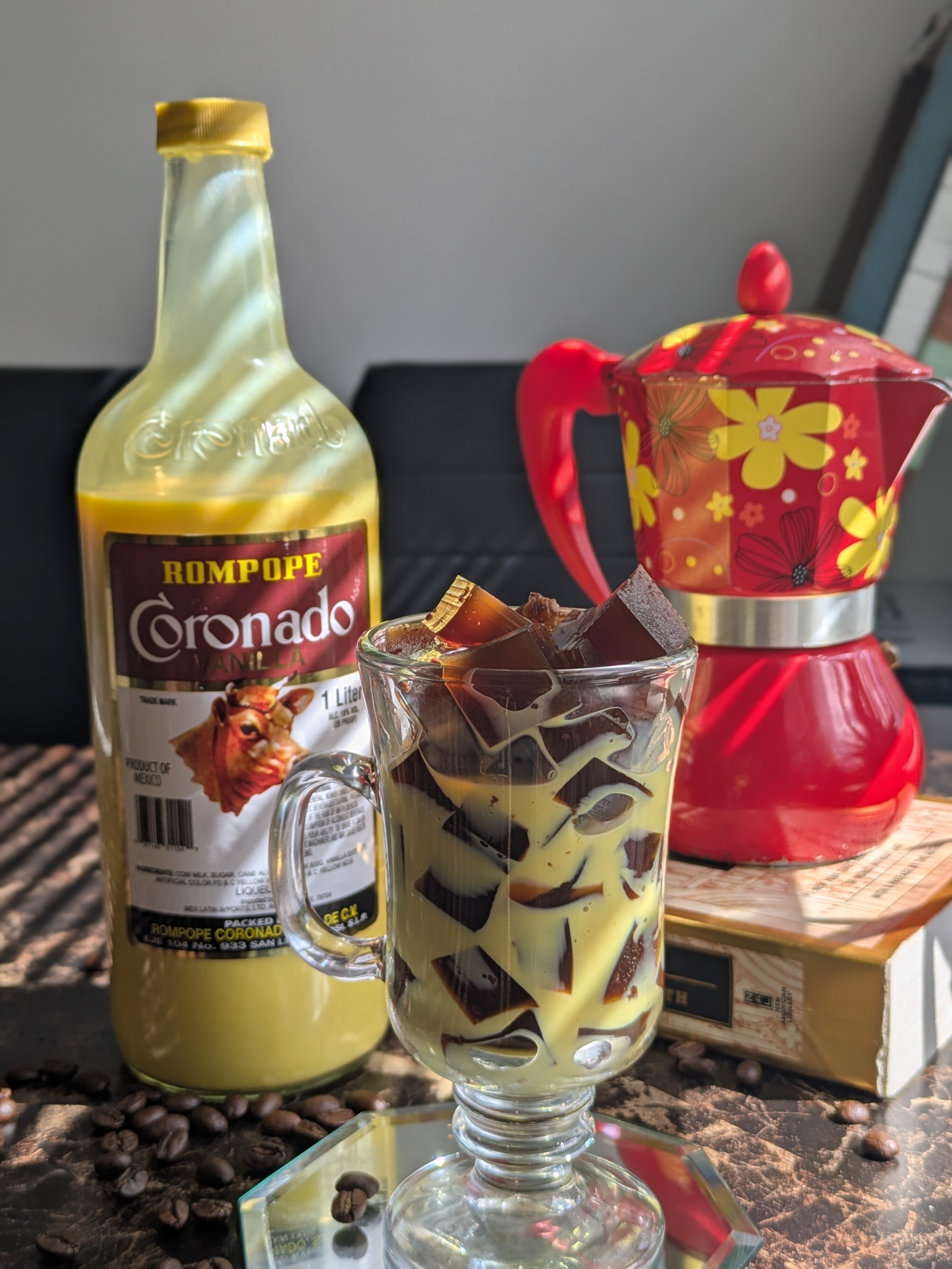 El rompope se puede tomar con gelatina de sabores y de verdad es delicioso. Yo he querido hacer la gelatina cacera de café y mezclarlo con rompope. Parece un poste y esta muy bueno. 

¿Qué tiene el rompope? 
A grandes rasgos, es una bebida alcohólica que contiene leche, yemas de huevo, vainilla, azúcar, fécula de maíz y ron o aguardiente de caña, a la que también se pueden agregar saborizantes naturales como almendra molida, pistache, café o piñón. Y debido a su sabor, consistencia y popularidad es utilizada como un aperitivo, pero también como un ingrediente en la preparación de otros alimentos, como flanes, atole, pasteles, natas, etcétera.