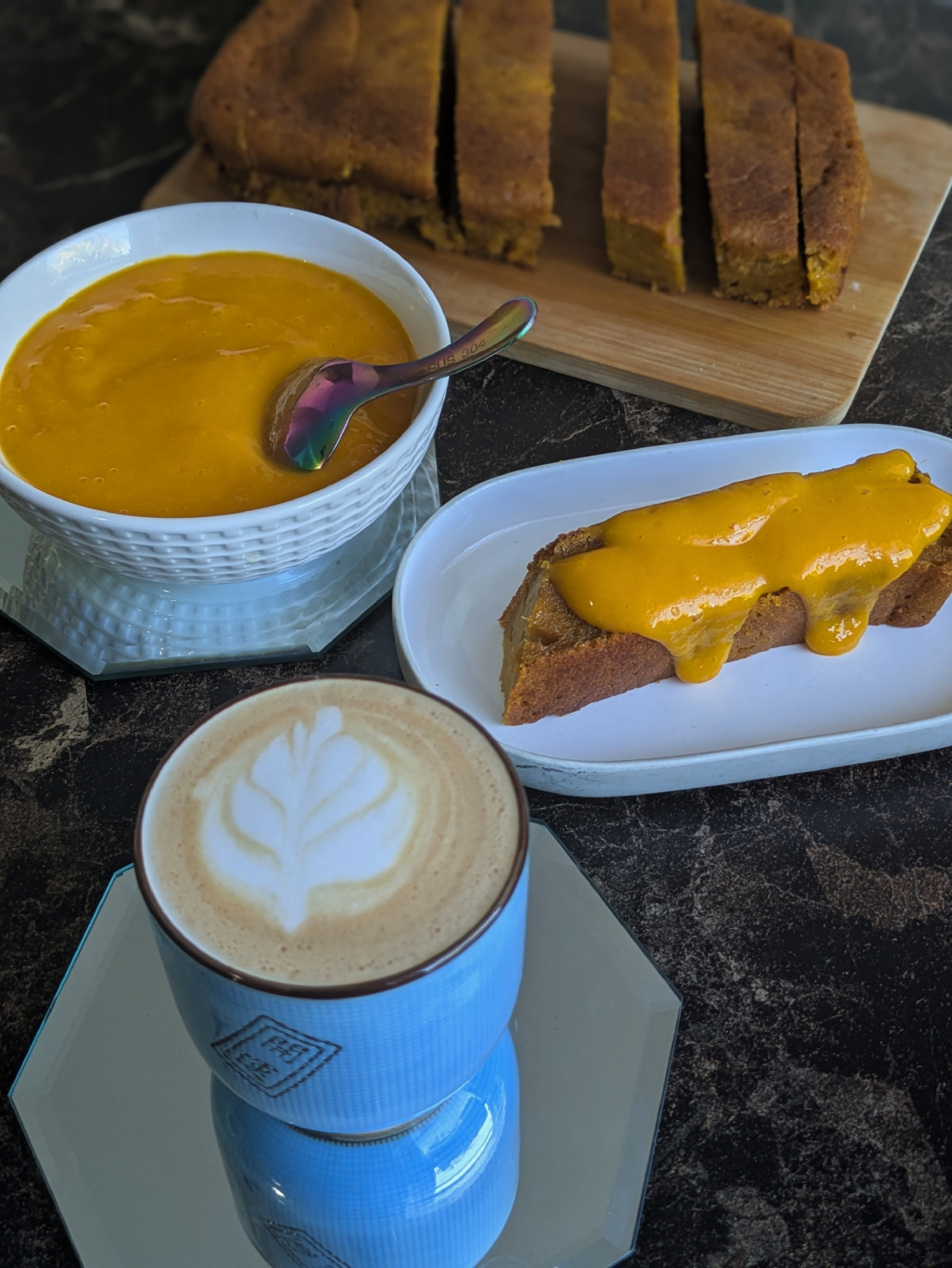 Bizcocho de mango y cortadito ✨

El video de la receta esta en mi Instagram 
@dianet_books_coffee 