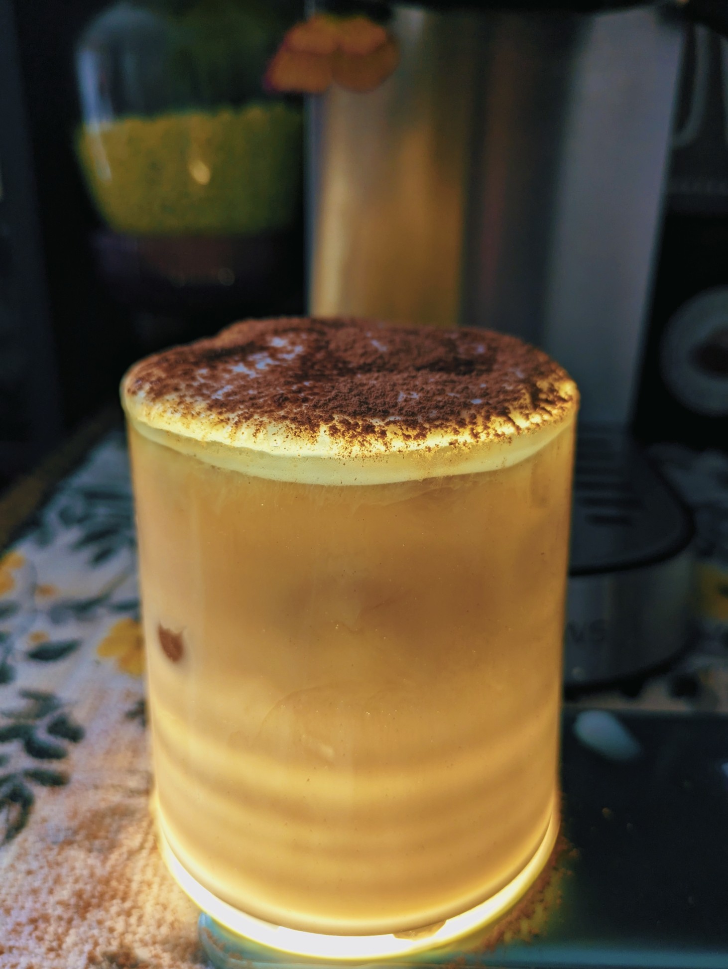 Resultado final de la anterior publicación.
Hielo, espresso doble, leche con sabor a coco y cacao amargo. 

