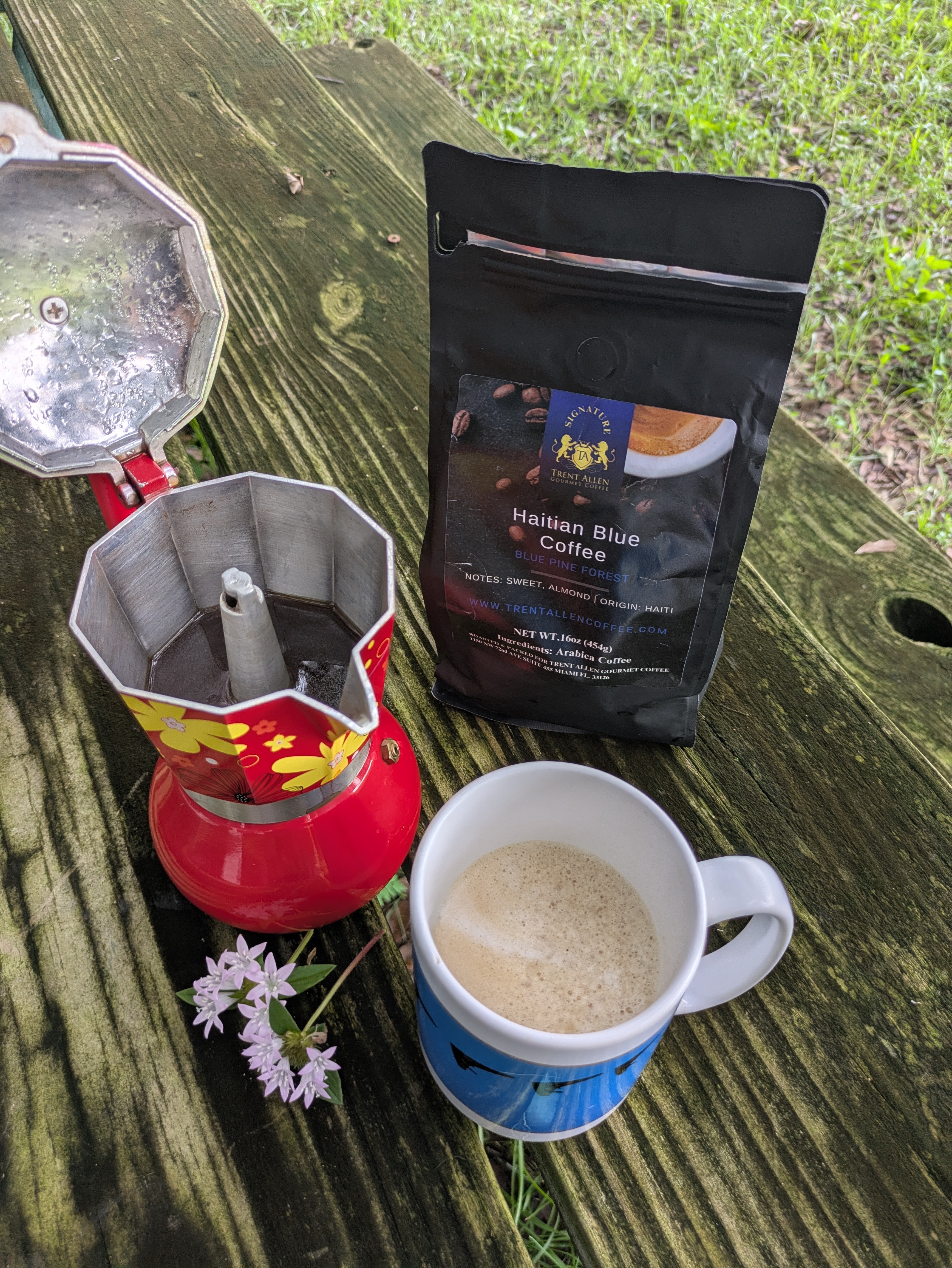Estoy de vacaciones en la cabaña y me traje los granos de café que estoy tomando. Café de especialidad de Haití muy muy recomendable. 🤎✨