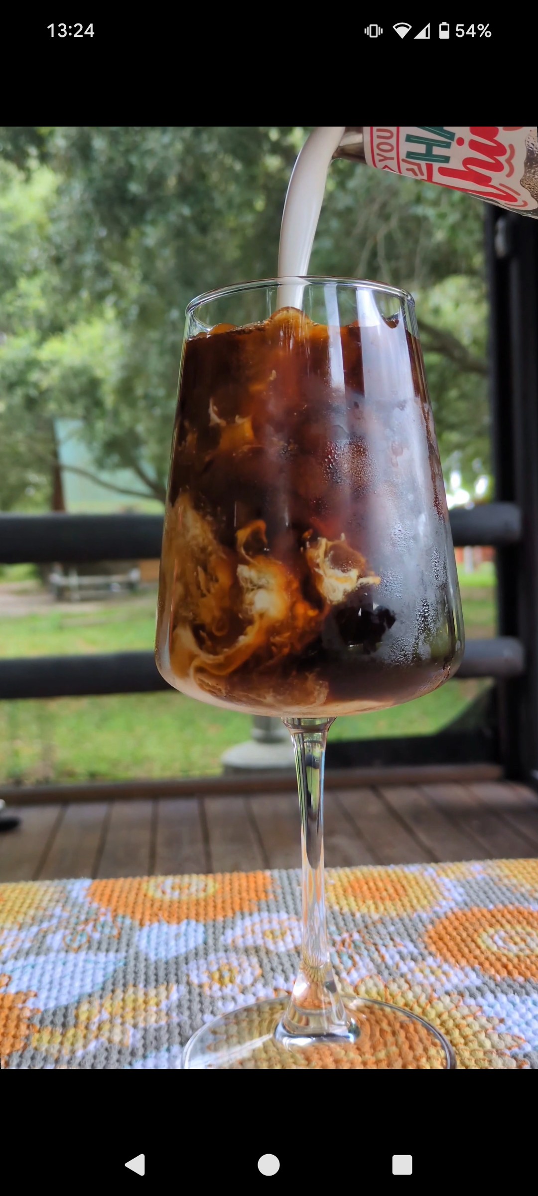 Este café tiene un ingrediente que a simple vista no se persive y es helado de vainilla derretido. Estaba buenísima 😃 como un affogato pero con más cantidad de helado y café. 