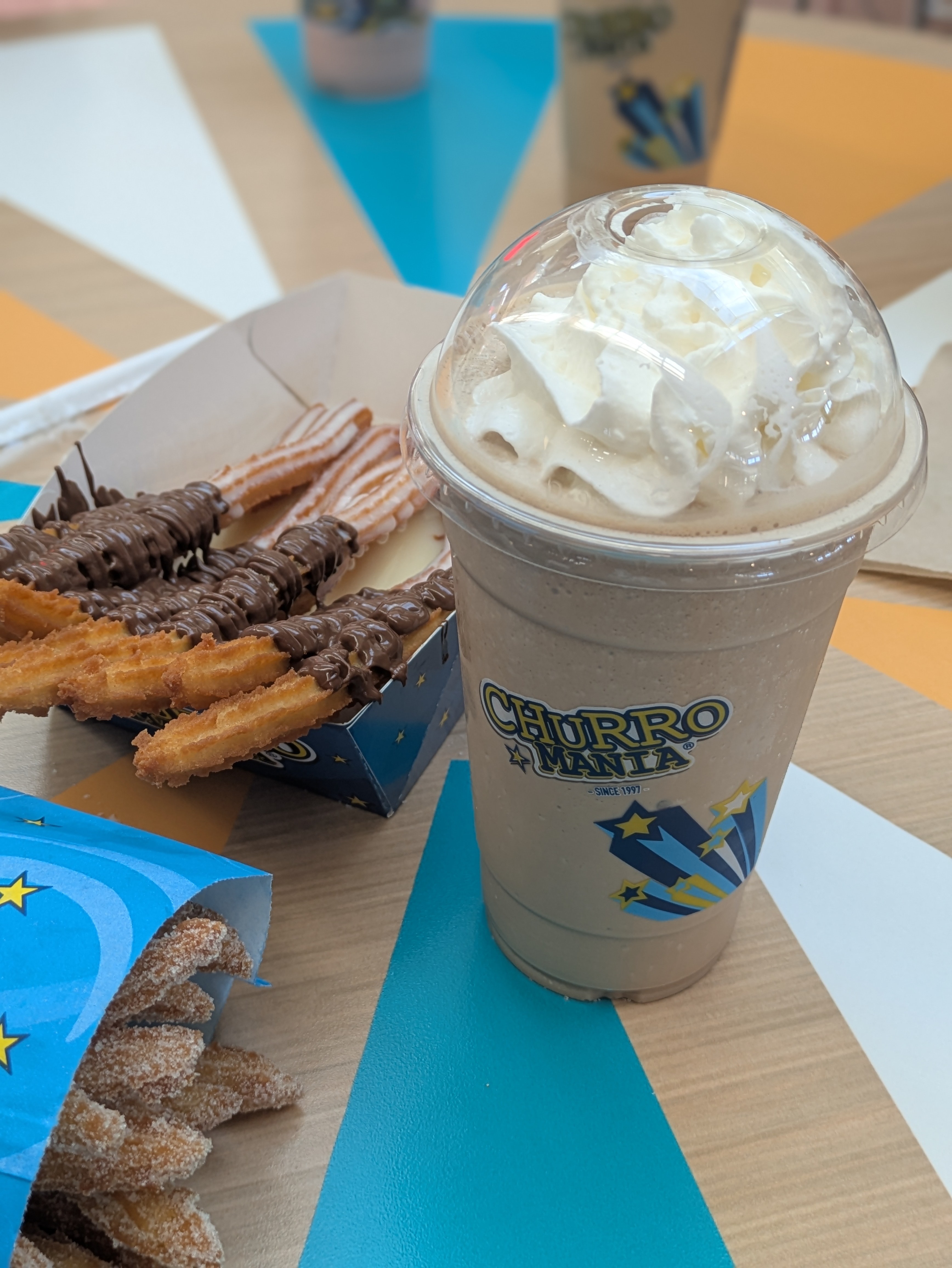 No quiero perder la racha que tengo de publicaciones, y no tengo café para mostrar. Hoy disfrute con mí familia de un Frappuccino y churros. 