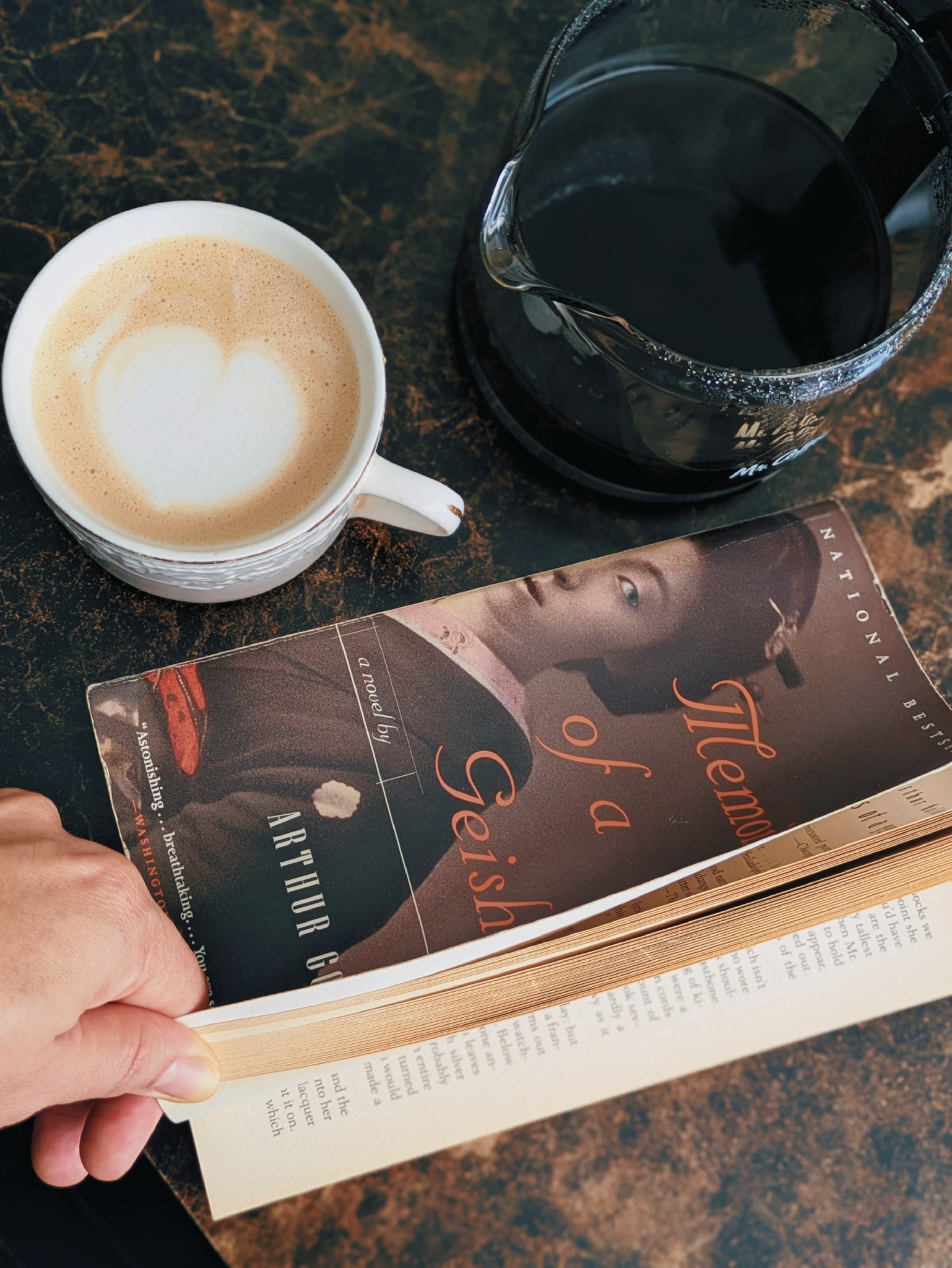 Una de mis mejores lecturas de todos los tiempos. Estoy intentando leer en inglés para aprender el idioma ,pero es difícil. Ya la leí en español y es una historia que toca el corazón. 🤩 súper recomendable. El café americano me sale muy bueno😋