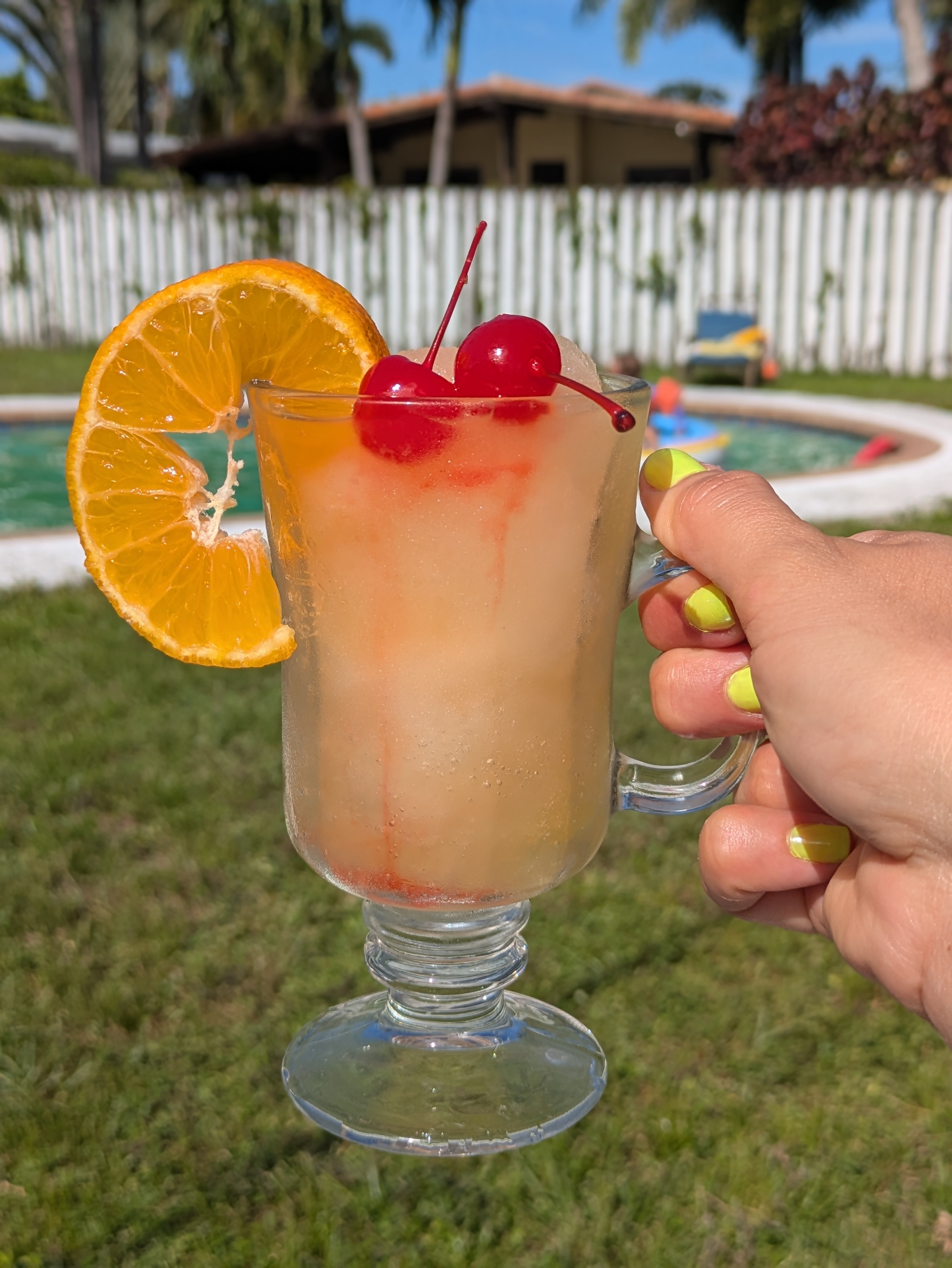Y como dice la canción de BadBunny: Por la mañana café y por la tarde ron. Hoy FROZENCOCKTAILS🍹