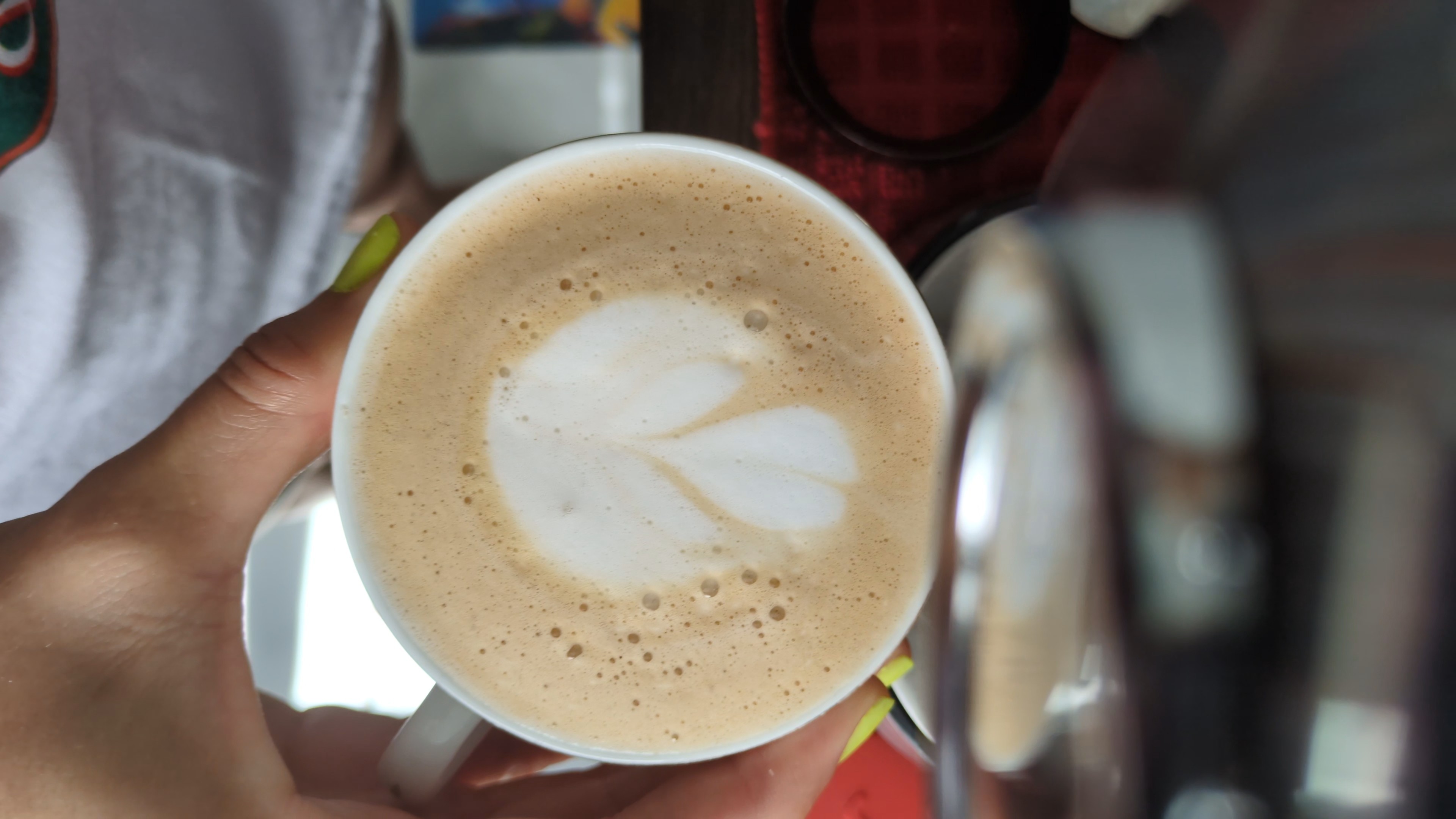 Frente a una taza de café, Se piensa, se recuerda, se reflexiona, se imagina, se sueña, se escribe, se conversa, se seduce, Se enamora, se rompe, se reconcilia, se halaga, se sugiere, se invita. Mientras el misterioso café escucha, observa y se ruboriza.