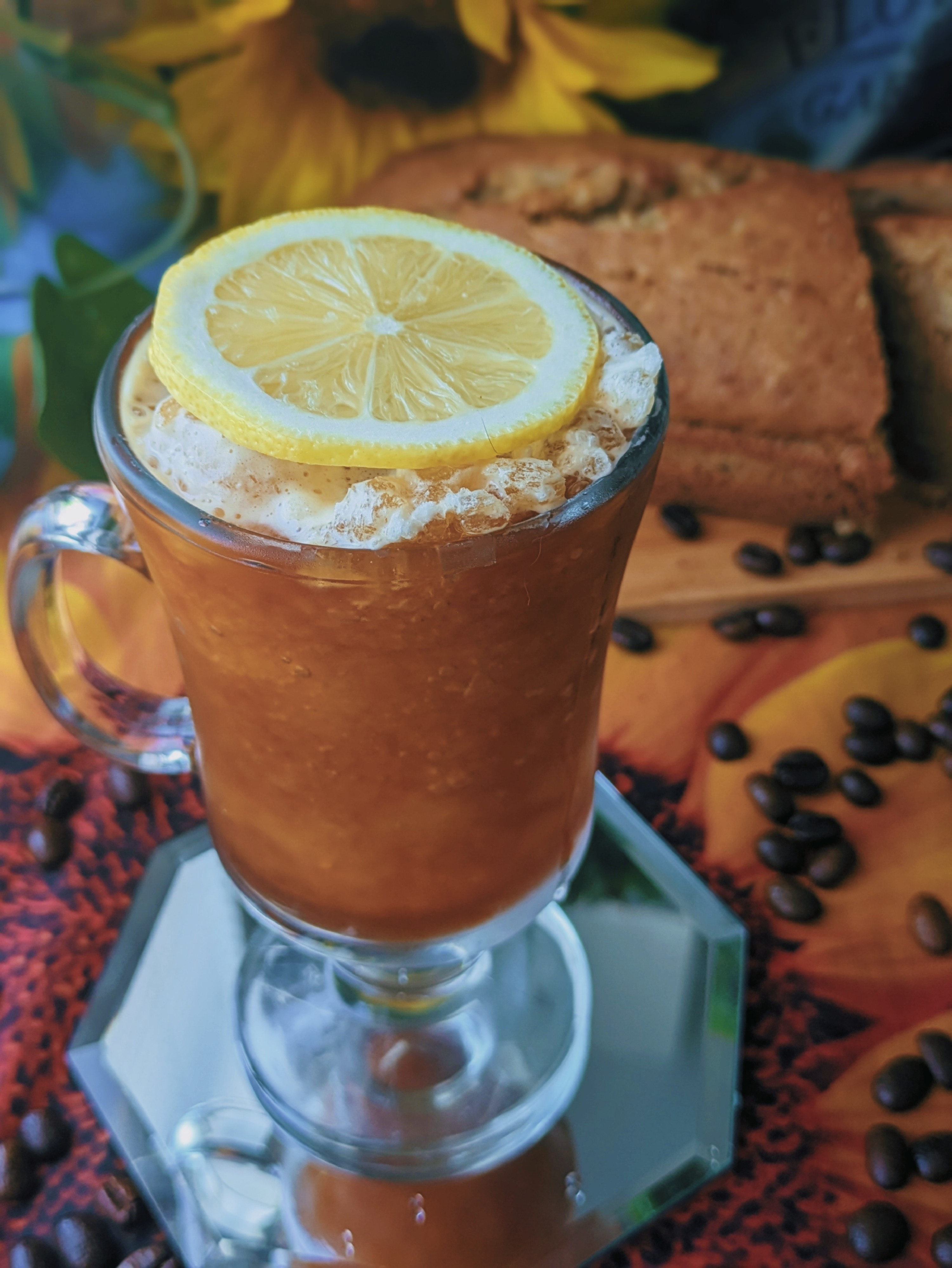 Granizando de limón con Espresso y bizcocho de banana para acompañar.

Receta del café;

- Granizado de limón 
- Espresso 
- Sirope de limón 
- Azúcar 
- Rodaja de limón 

Receta del vídeo en mis redes sociales 😃