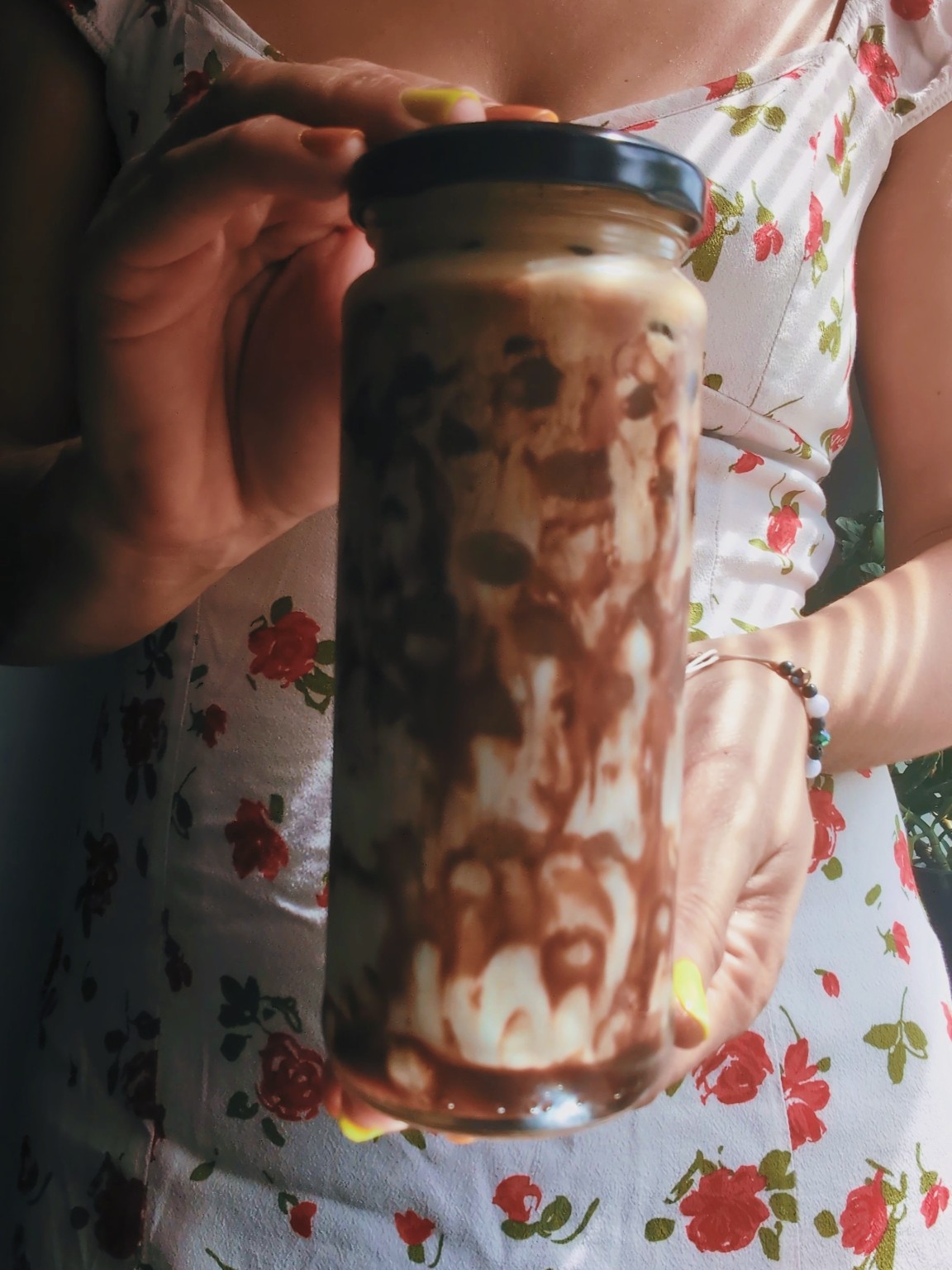 Hice un café dalgona frio en un recipiente de vidrio de conservas.  