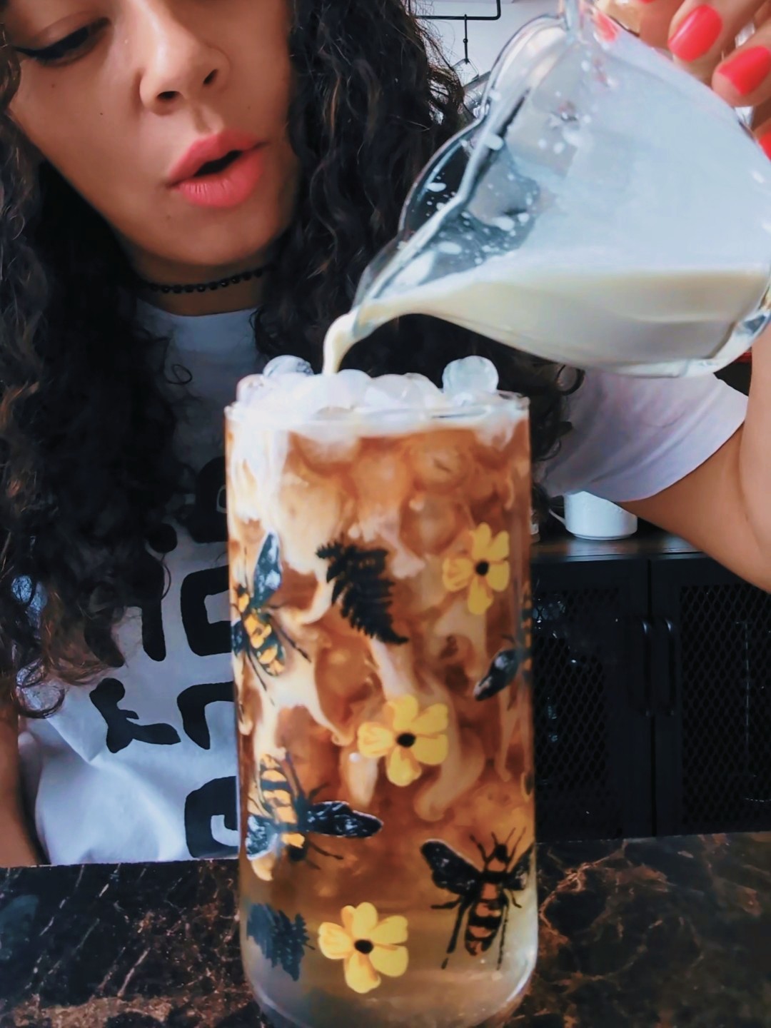 No van a creer los ingredientes que lleva esta bebida de café. Refrescante y muy recomendada✨❤️

- Agua de coco 
- Espresso 
- Hielo
- Leche normal 
- Crema de leche 
- Leche de coco en polvo 
- Opcional Azúcar 