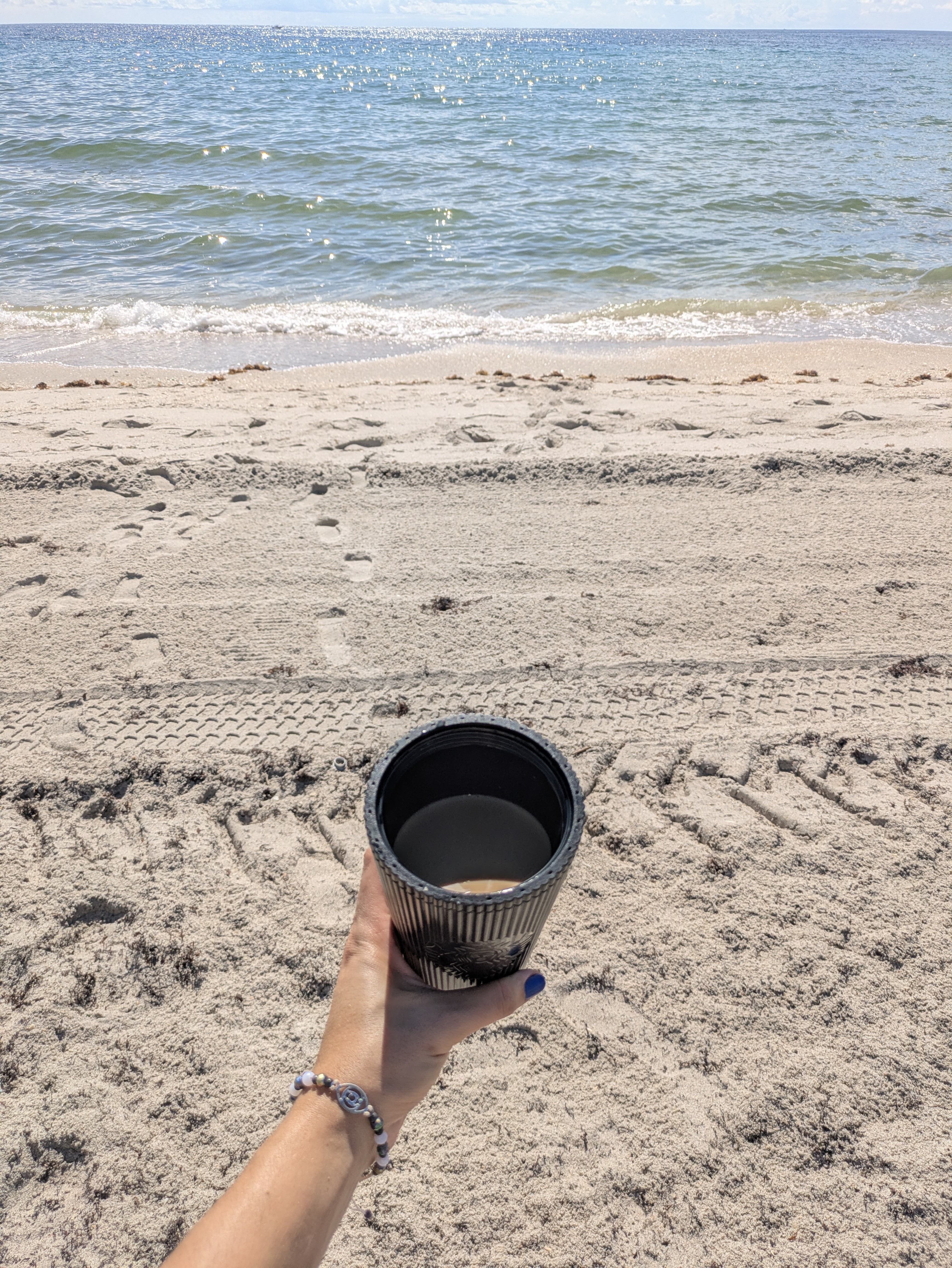 Hoy el café toco tomarlo en la playa. 