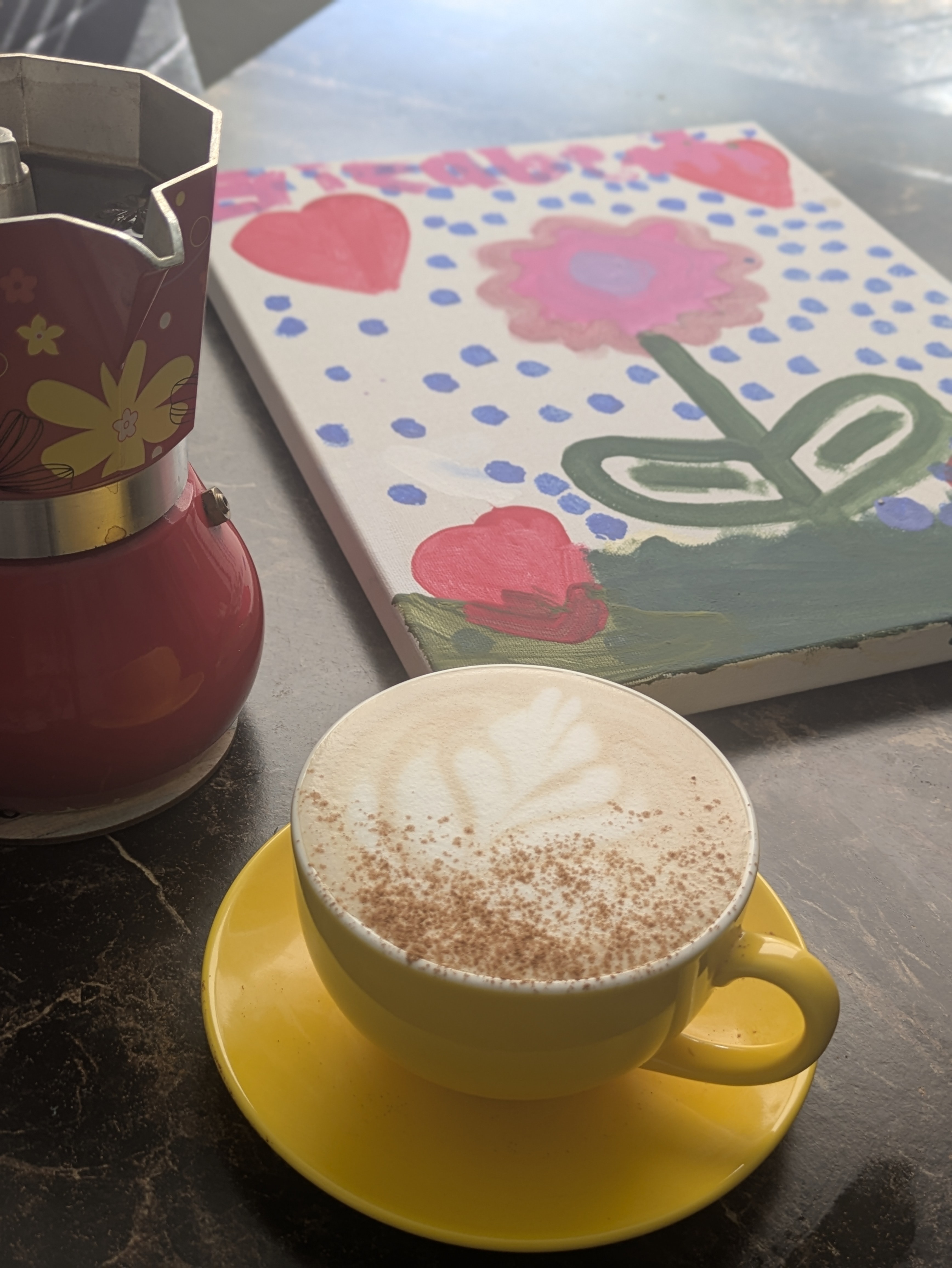 Mí hija hizo este dibujo, estoy contenta 😃
Disfrutando de mí taza de café de la mañana con canela y anís.