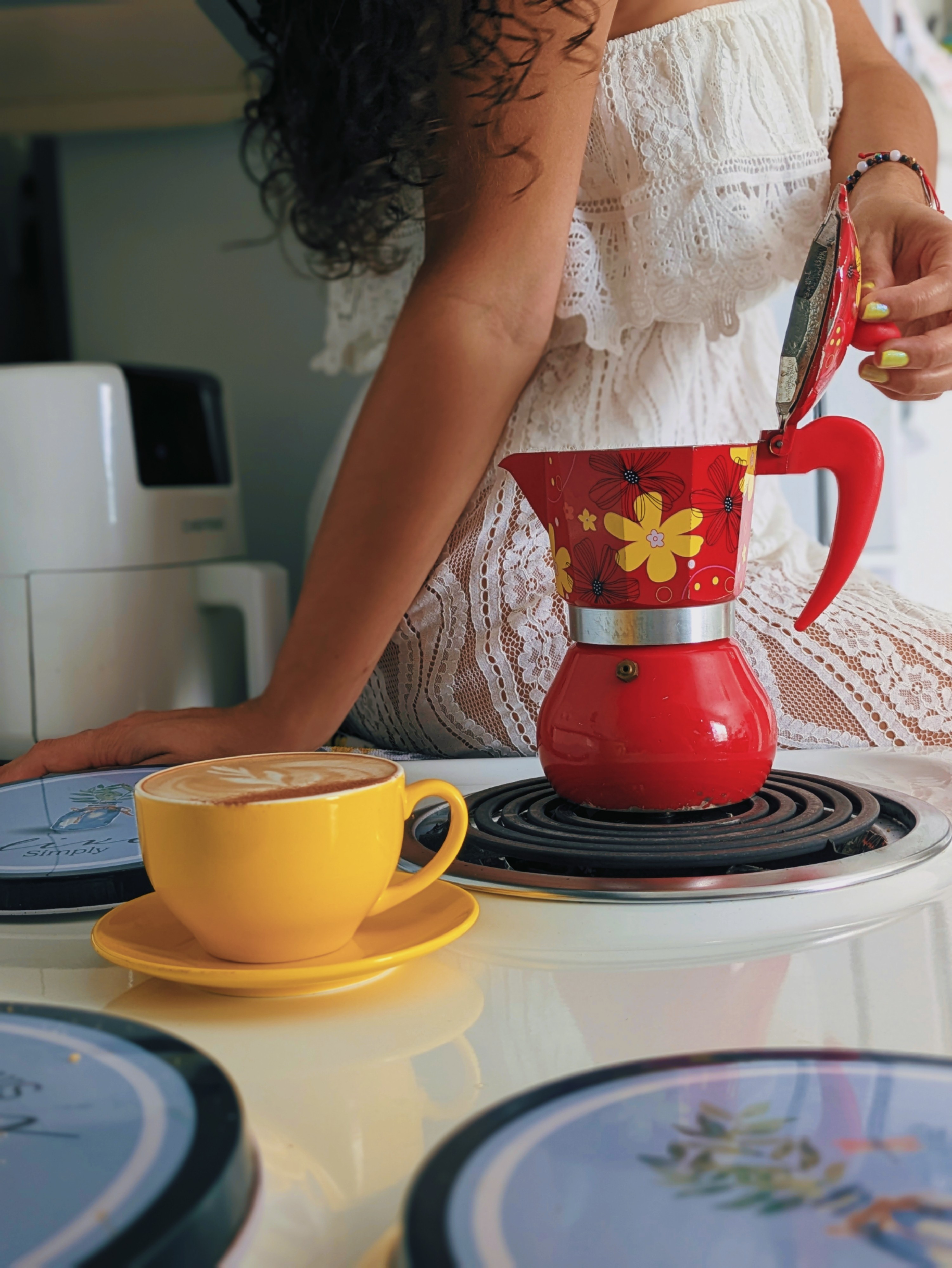 Me encanta la fotografía, por eso me esmeró en los enfoqué. Tomé un café con leche, cancela y anís estrellado. 
El anís estrellado, es dulce, cálido y aromático, con una nota distintiva de regaliz.

