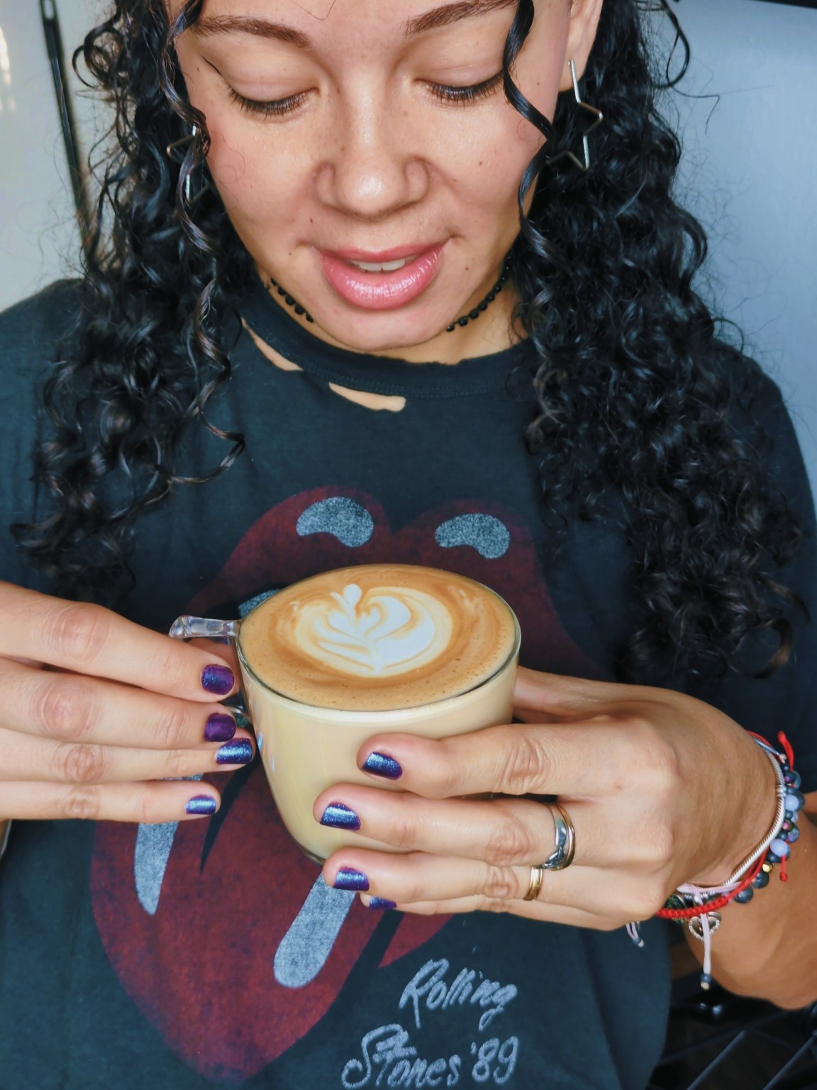 Más o menos mí latte art. Igualmente siempre tengo una sonrisa para mí creación jajaja.🤘🏻🫶🏻🫰🏻