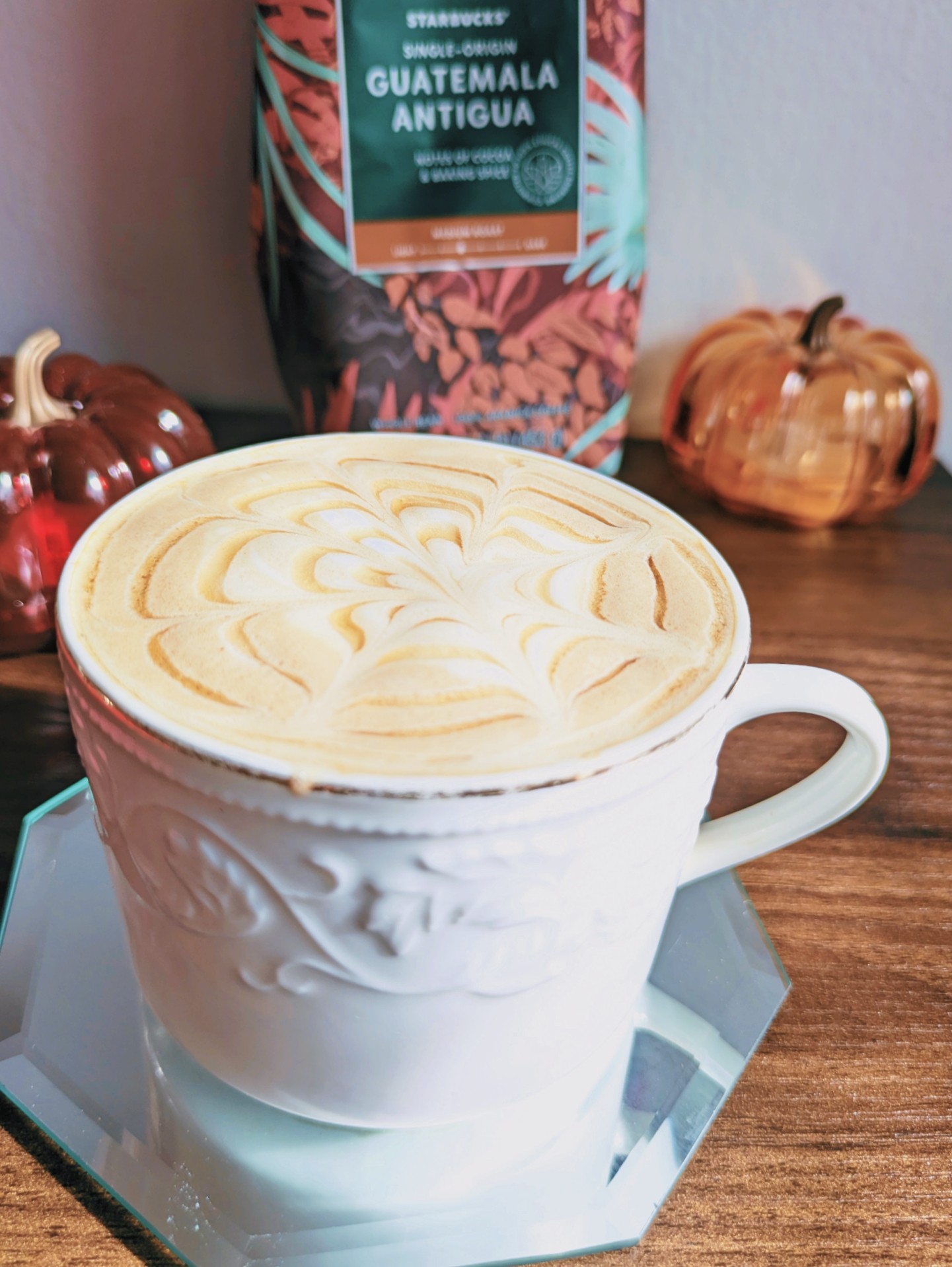 Estube haciendo un dibujo en el café, con sirope de caramelo.