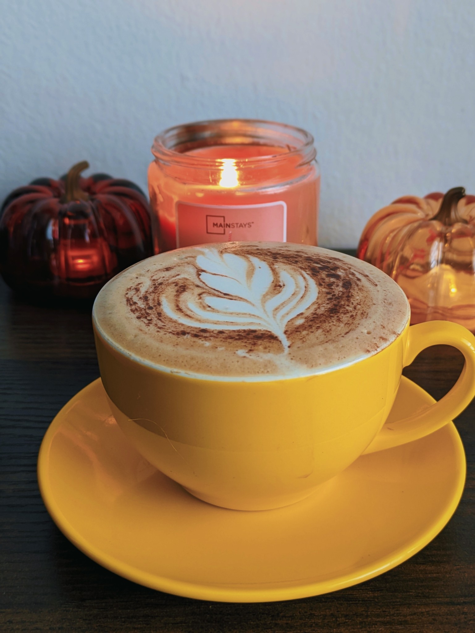 Buenos días y Buenas tardes
Estoy orgullosa de mí latte art de hoy. Esta siendo un camino muy largo, pero gratificante.
Adivina que lleva mí café? Por qué tiene ese especial color marrón?