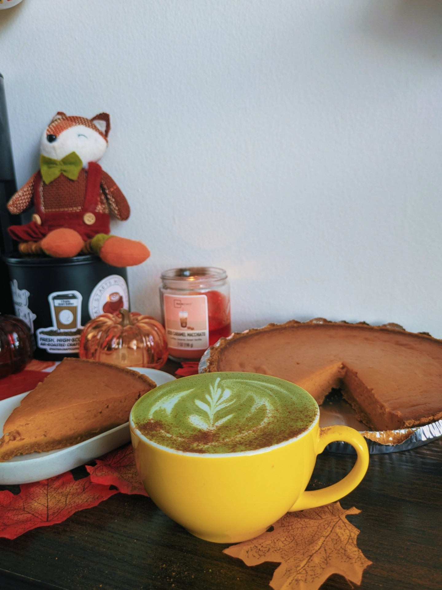 Decide un matcha o un café? 😉🤭
Con pastel de calabaza y especies de calabaza 🎃