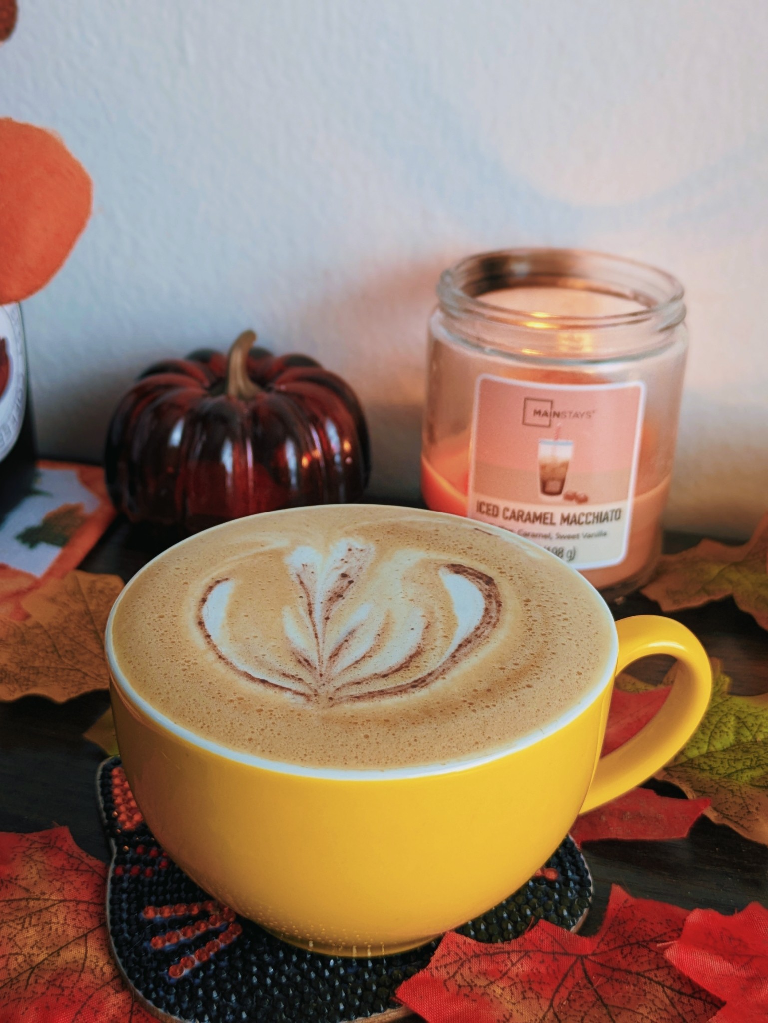 Sigo aprovechando cada momento para practicar mí latte art. Este tiene cacao 🤎 y tarta de calabaza 🎃