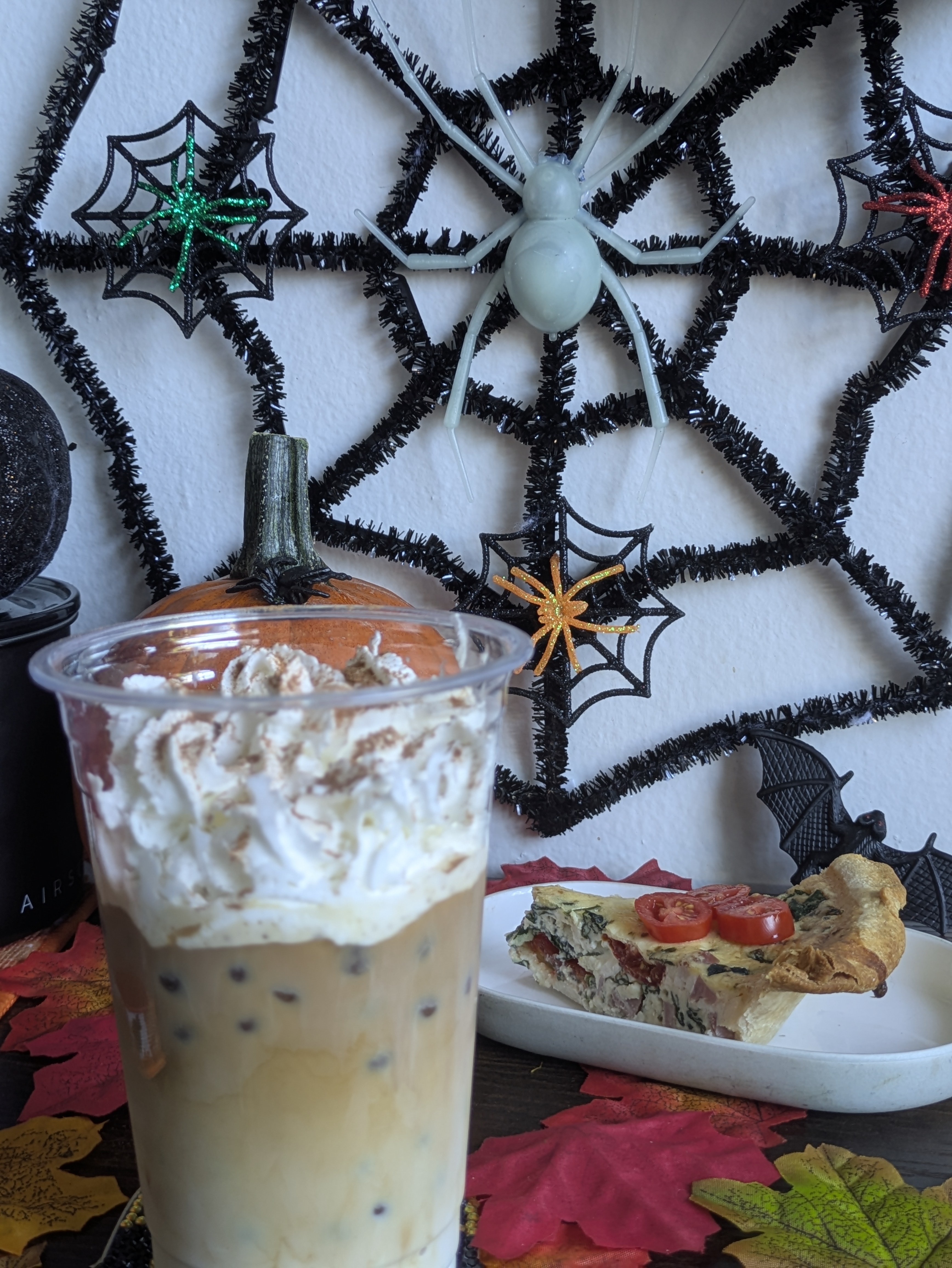 La última foto es la mejor 😱🫣
Así acabo mí café.
Café frio con leche de pumpkin spice 🎃 y Quiche de jamón, espinacas y tómate cherry para acompañar.