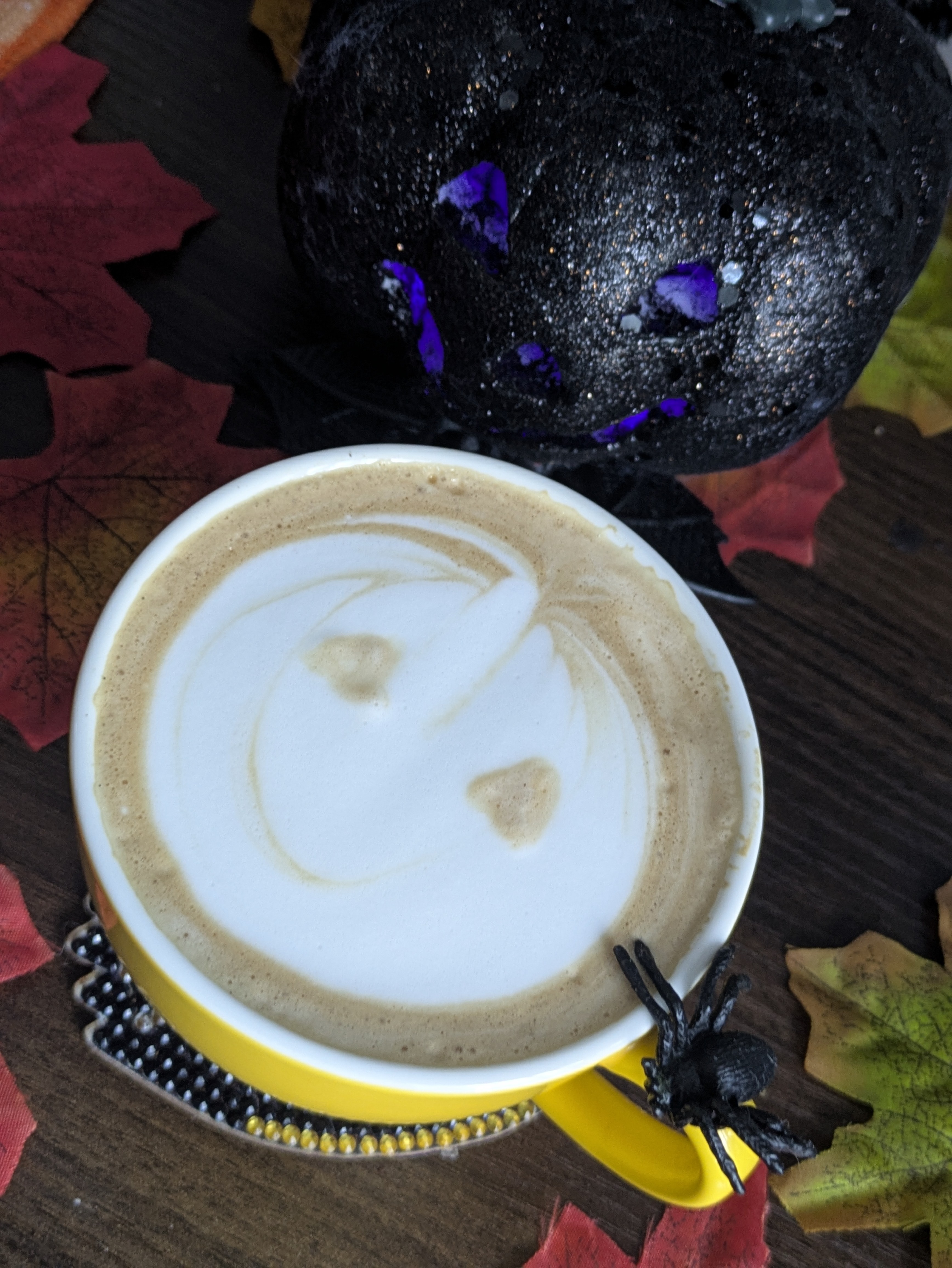 La noche de halloween 🎃 fue genial para mí, mi familia y amigos. El ambiente en EE.UU es genial. Mucha gente joven y niños disfrutando de esta festividad. Las casas adornadas con mucha creatividad. Y debo dar las gracias a una casa en particular por regalar agua fresca, se camina mucho. Espero que también lo pasaran escalofriante bien. 👻🧟♀️