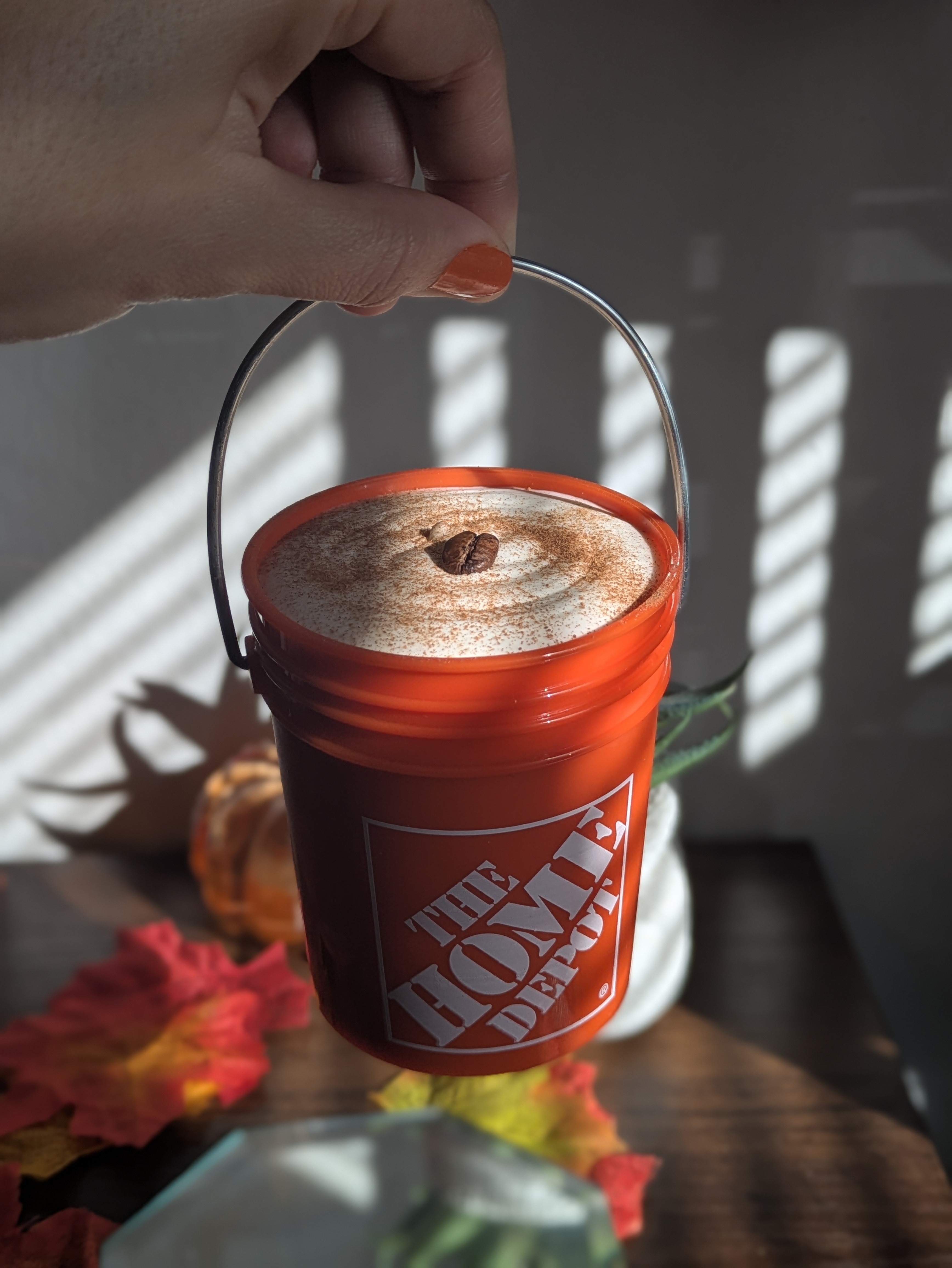 Seguramente en tu ciudad hay una tienda de bricolaje donde venden cubos grandes para todo tipo de usos. Pues aquí en Florida sacaron unos en tamaño mini, ¡y se me ocurrió la idea de hacer un café! ☕✨
Este es un café frío con sabor a especias de calabaza. 🎃