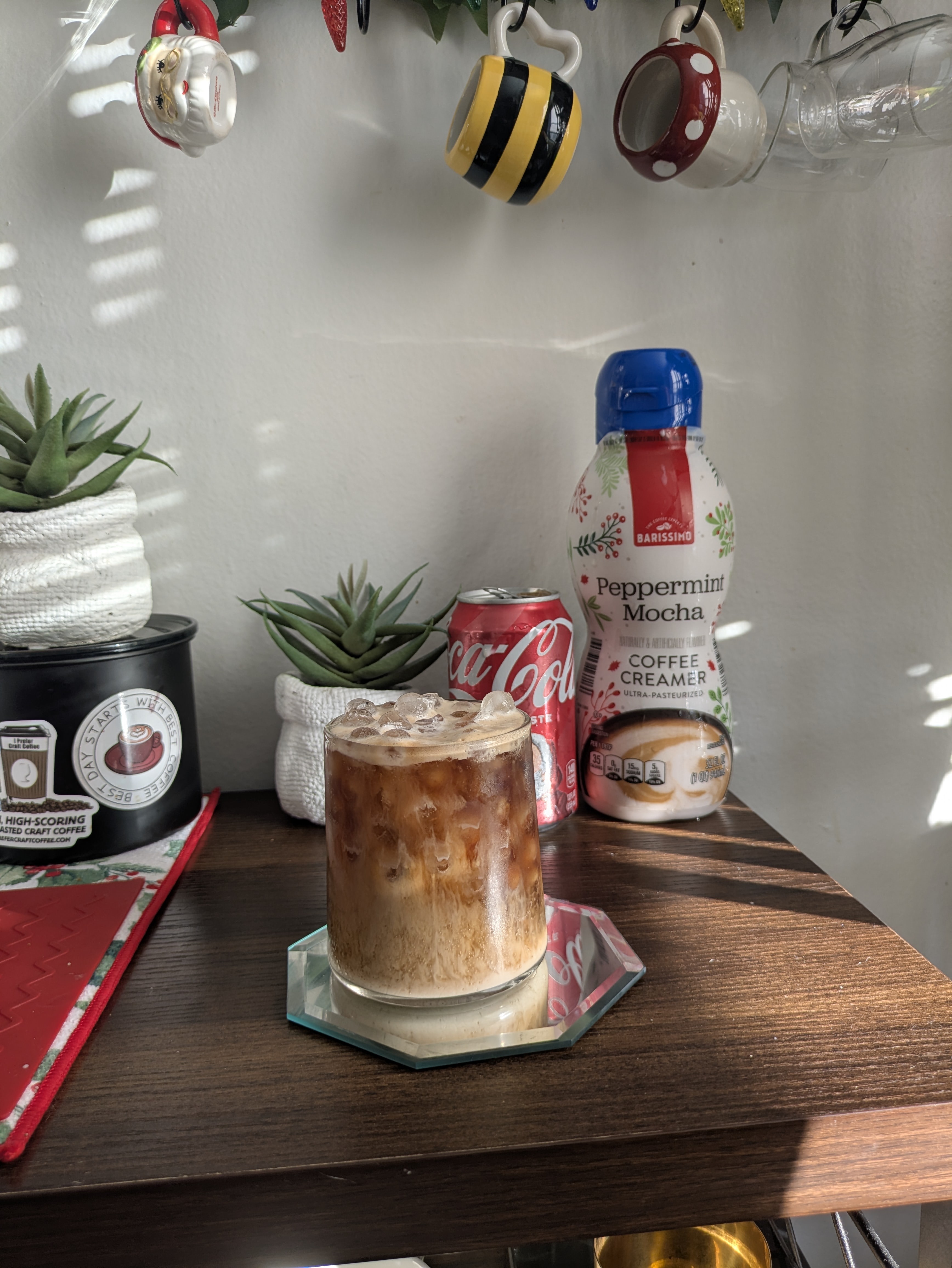 Por fin probé la Coca-Cola con espresso y leche.
Puedo decir que se puede tomar perfectamente (no se siente mucho el sabor a café). La leche de peppermint le da un toque navideño y especial. Lo recomiendo, incluso con otro sabor de leche o con leche normal. Para los que somos muy cafeteros, apenas se nota el sabor del espresso.
Y yo me pregunto: ¿quién fue el loco al que se le ocurrió esta combinación? 😃😋🤣