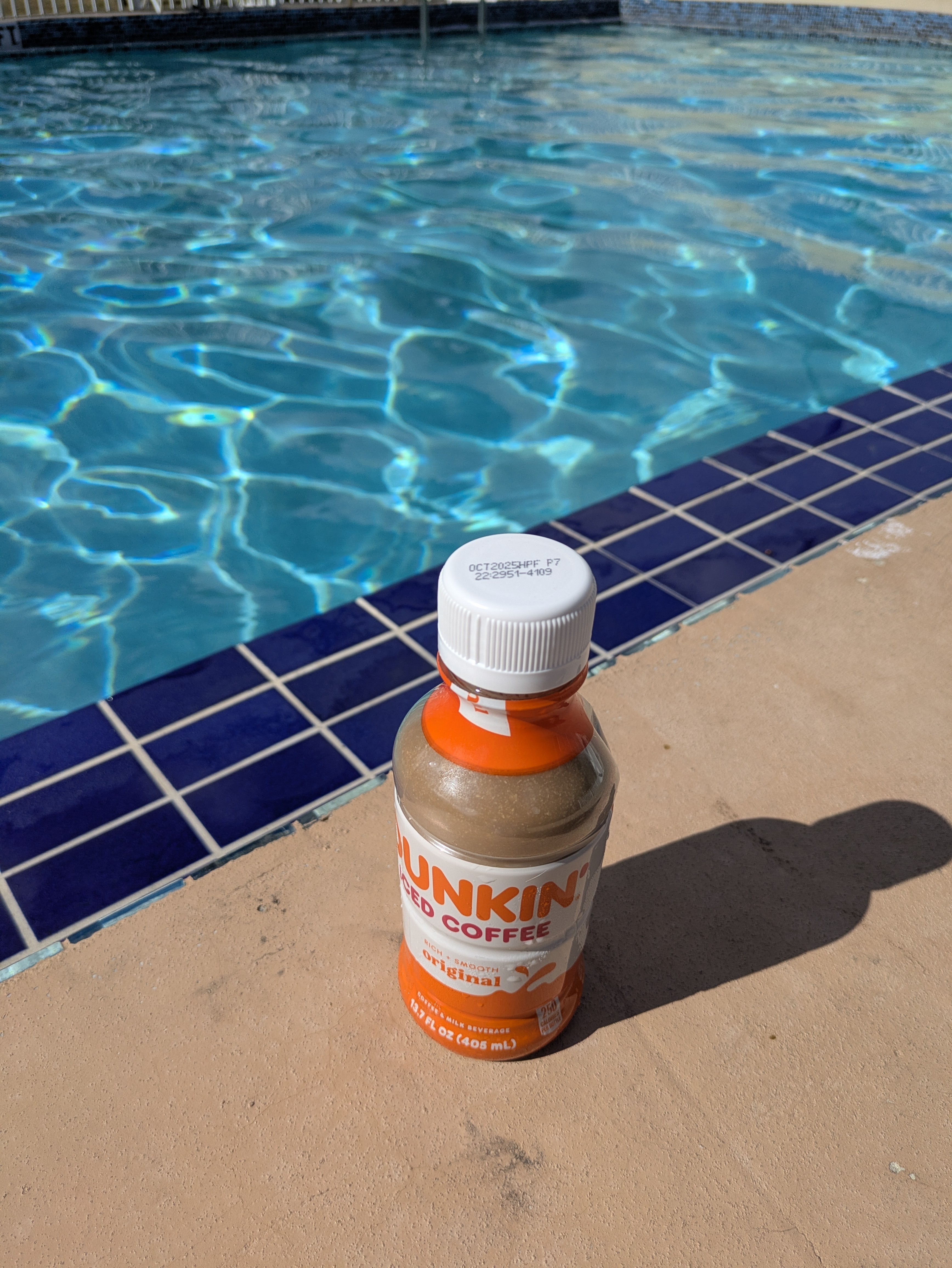 Un día perfecto en la piscina 👙y no puede faltal un café