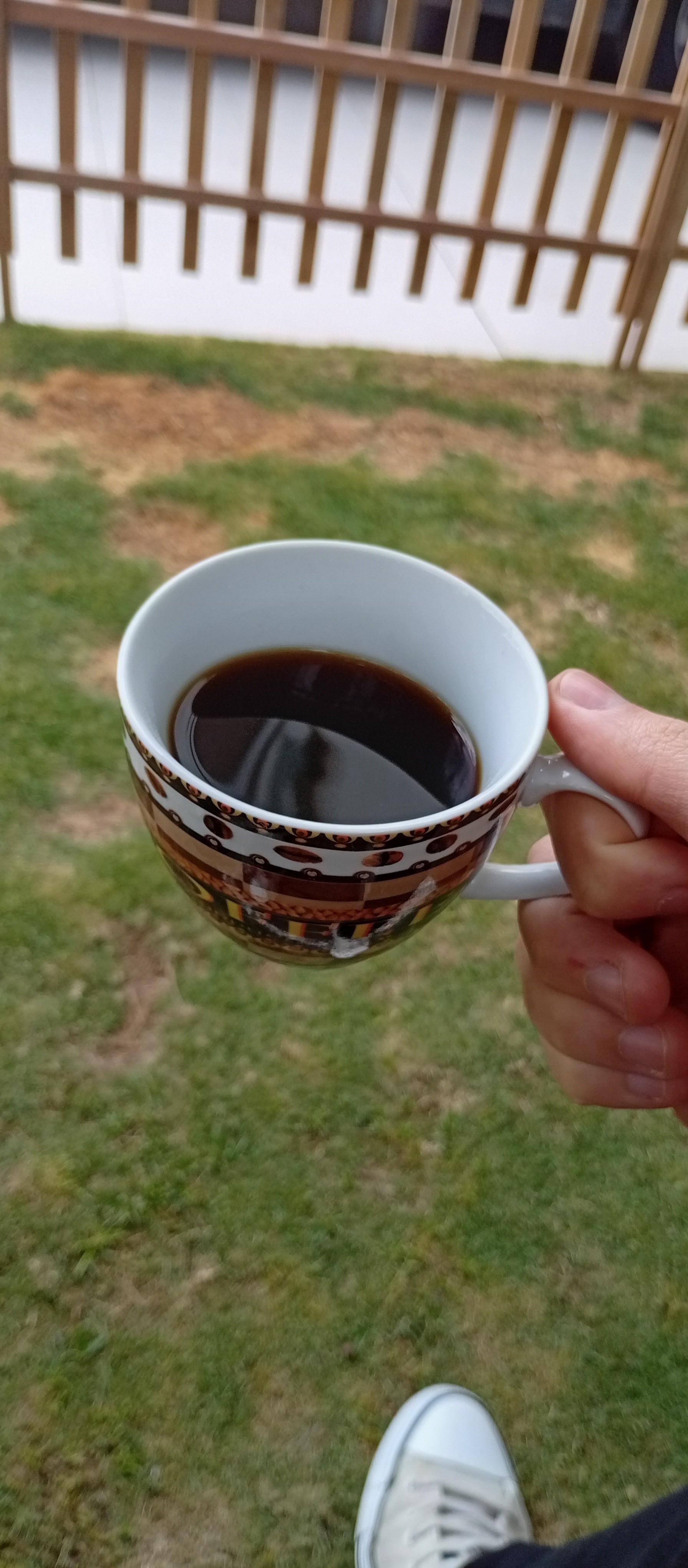 Depois de estudar sobre o verdadeiro café, grãos, torras e moagens, pela primeira vez fiz um café gostoso e tomei sem açúcar.
E ainda percebi as notas de sabor suave de cacau 60% !!!
Estou feliz.