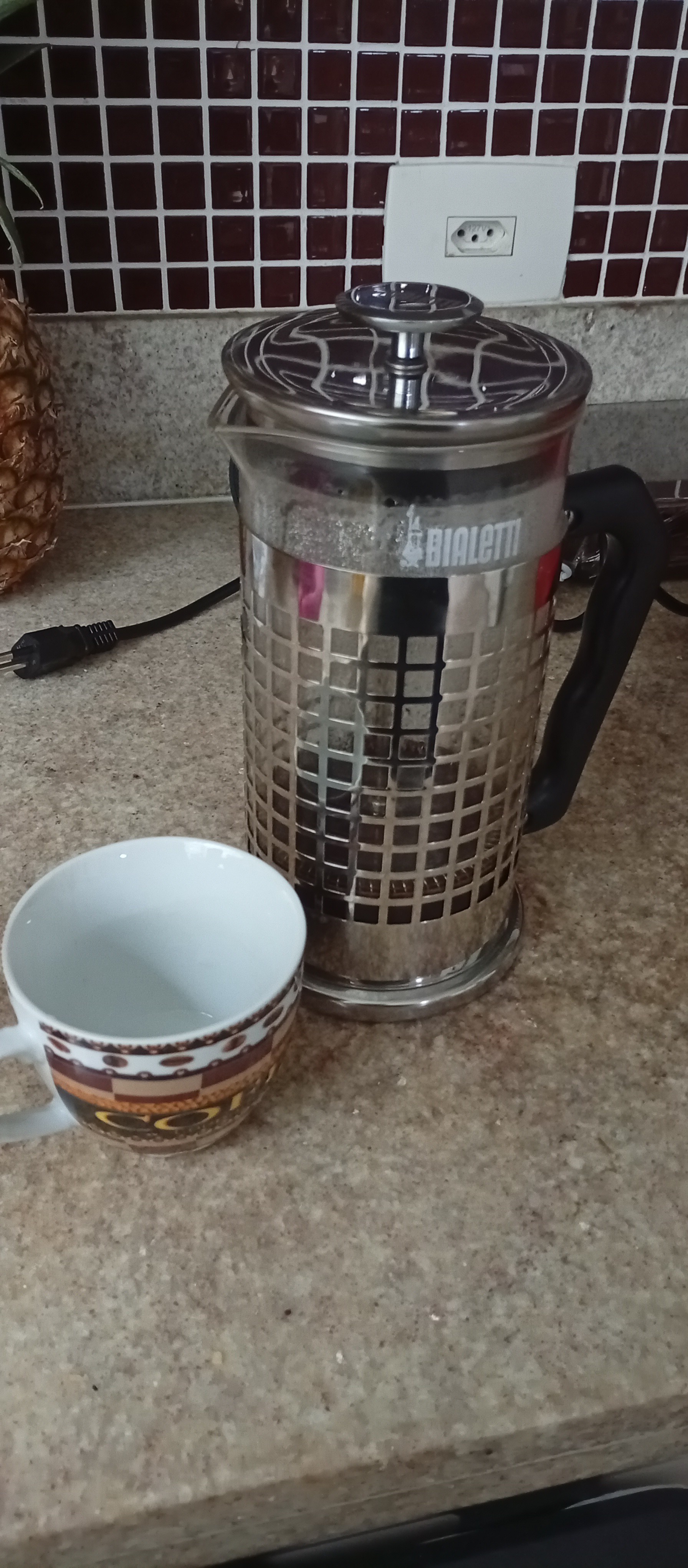 Aprendi a fazer café na Prensa Francesa.
Moagem grossa, torra média.
Ficou encorpado e foi possível perceber o óleo natural do café na xícara. E ficou forte também, mas não amargo. Intenso e forte! Não percebi a doçura ali.
Proporção 1:15 (Será que em outra proporção ficaria mais doce?)
Foi interessante provar, quero tentar fazer mais vezes para me aperfeiçoar! ☕