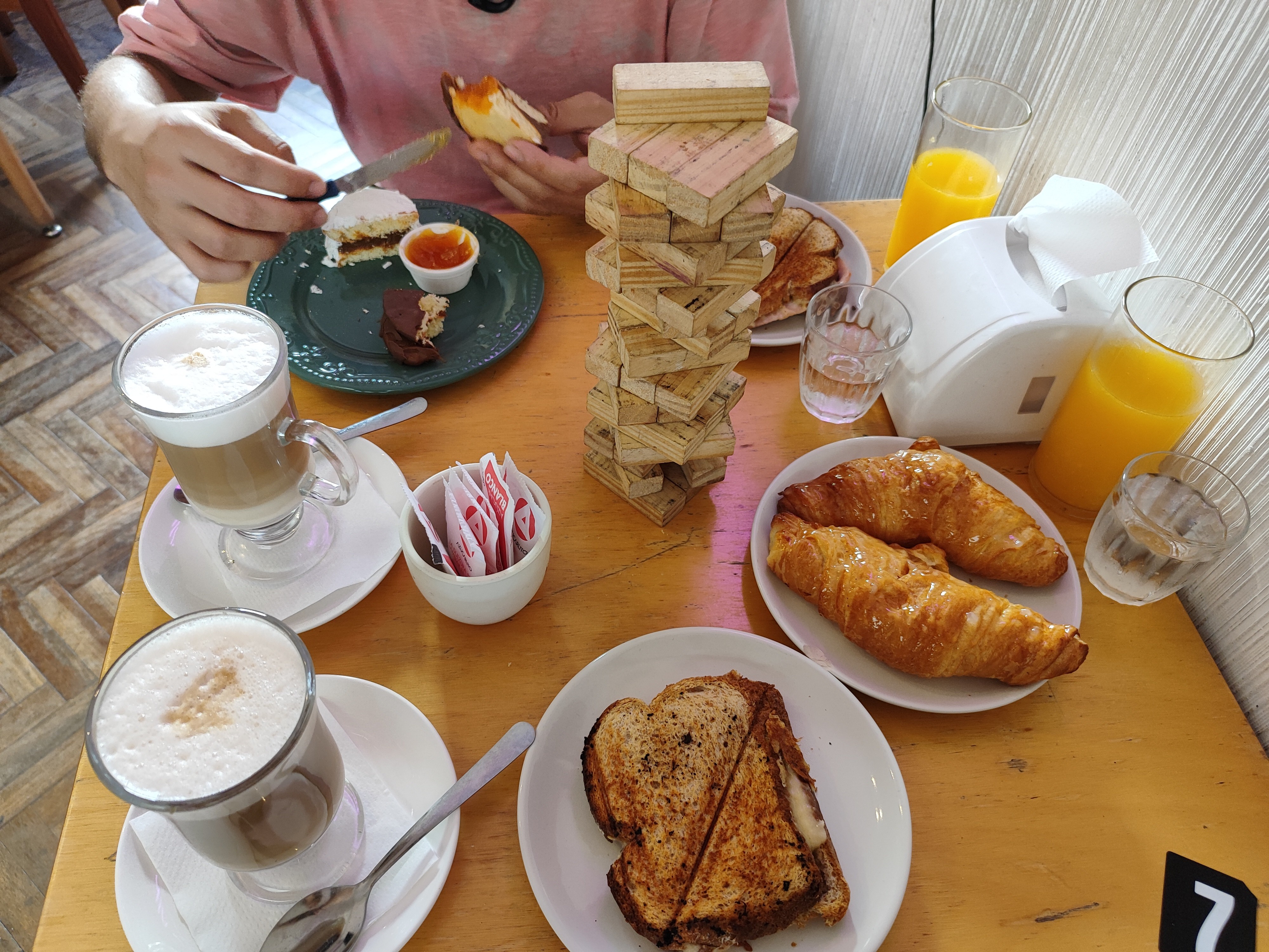 Festejando nuestro aniversario con mi enamorado🥰 
Merienda para dos en La Feliche, muy rico y muy buenas porciones! 