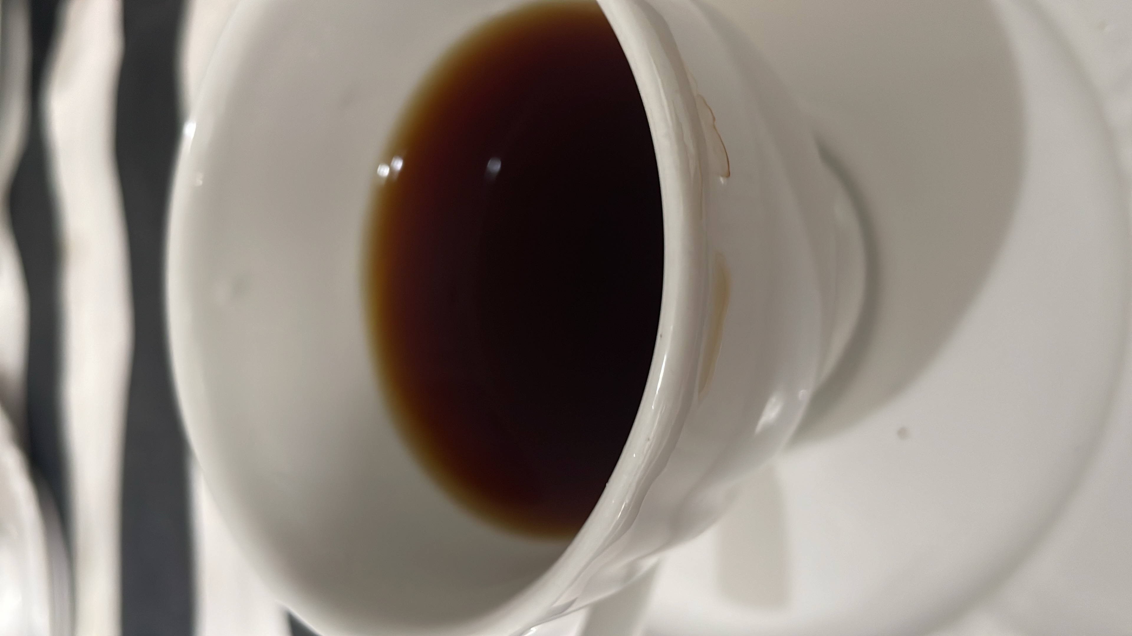 Bebi quatro vezes ao dia até umas 18h e mudou muito meu trânsito intestinal e acordava umas 6h da manhã com muitos gases e as vezes azia por conta da cafeína em dobro que ele carrega.
porém o sabor e o café em si é maravilhoso, encorpado não achei amargo e muito bom para iniciar um dia de trabalho.