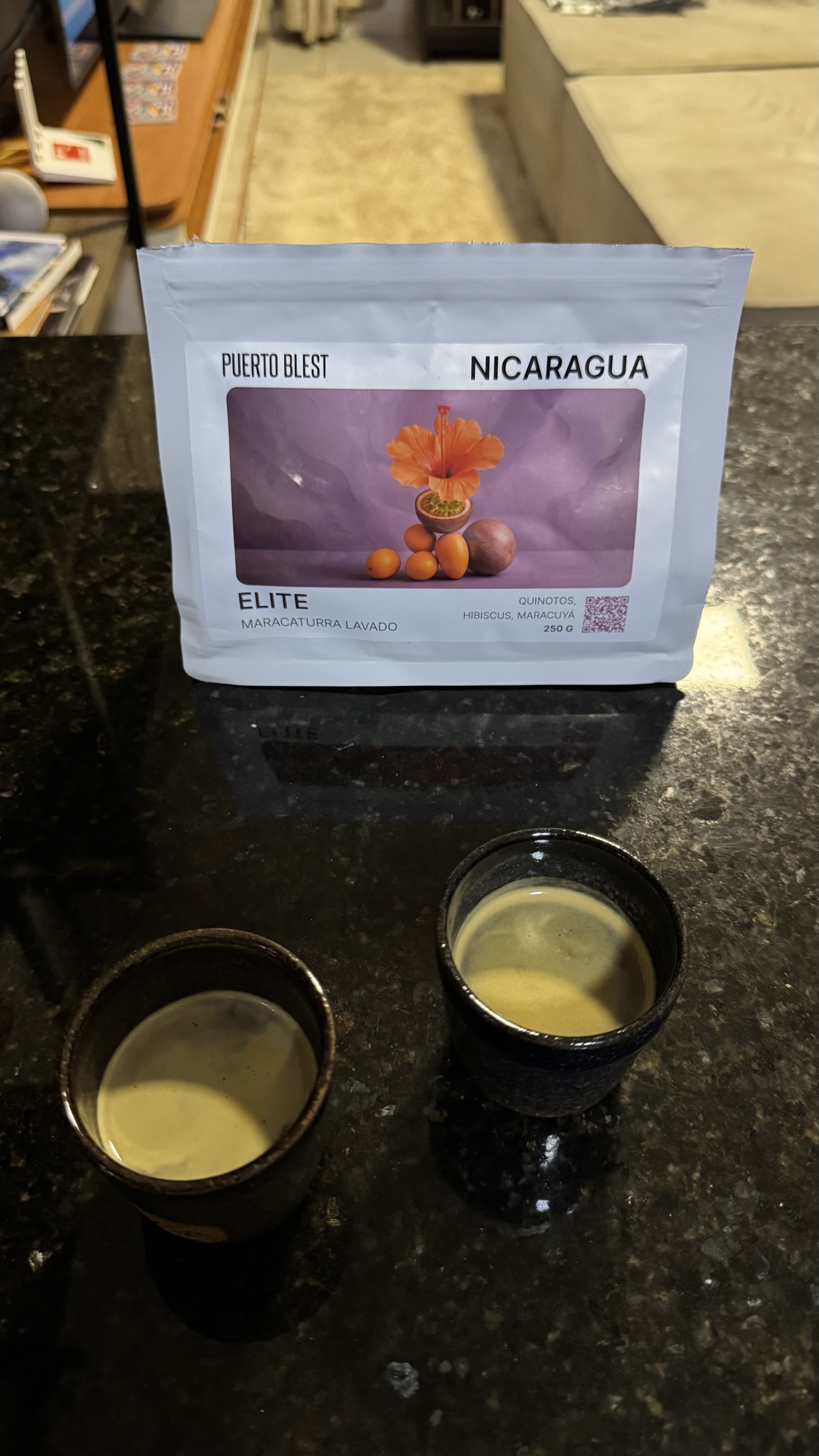 Esse café Nicarágua Maracaturra lavado da Puerto Blest apresenta um perfil sensorial elegante e vibrante: no aroma, destacam-se notas florais de hibisco combinadas com cítricos doces como casca de laranja/quinoto e um toque tropical de maracujá maduro; na xícara, a entrada é cítrica e brilhante, evoluindo para um meio de boca dominado por frutas amarelas, especialmente maracujá, com fundo levemente floral e adocicado; a acidez é alta, do tipo cítrica/tartárica, suculenta e refrescante, lembrando frutas tropicais frescas, mas bem equilibrada pela doçura média a alta, que remete a mel leve ou açúcar demerara; o corpo é médio, com textura sedosa e leve, e a finalização é limpa, persistente, deixando um retrogosto agradável de frutas cítricas e notas florais suaves — no geral, um café frutado, brilhante e muito bem definido, típico de um lavado de alta qualidade.