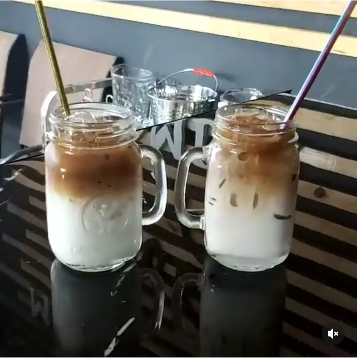 Rockaccino
y de repente boom! te agitan el paladar y es un pesado alivio de corteza. es tallo en vida, averígualo es una ilusión más de podér pasar. no caes, sueñas y vuelas. eres un tránsito más.