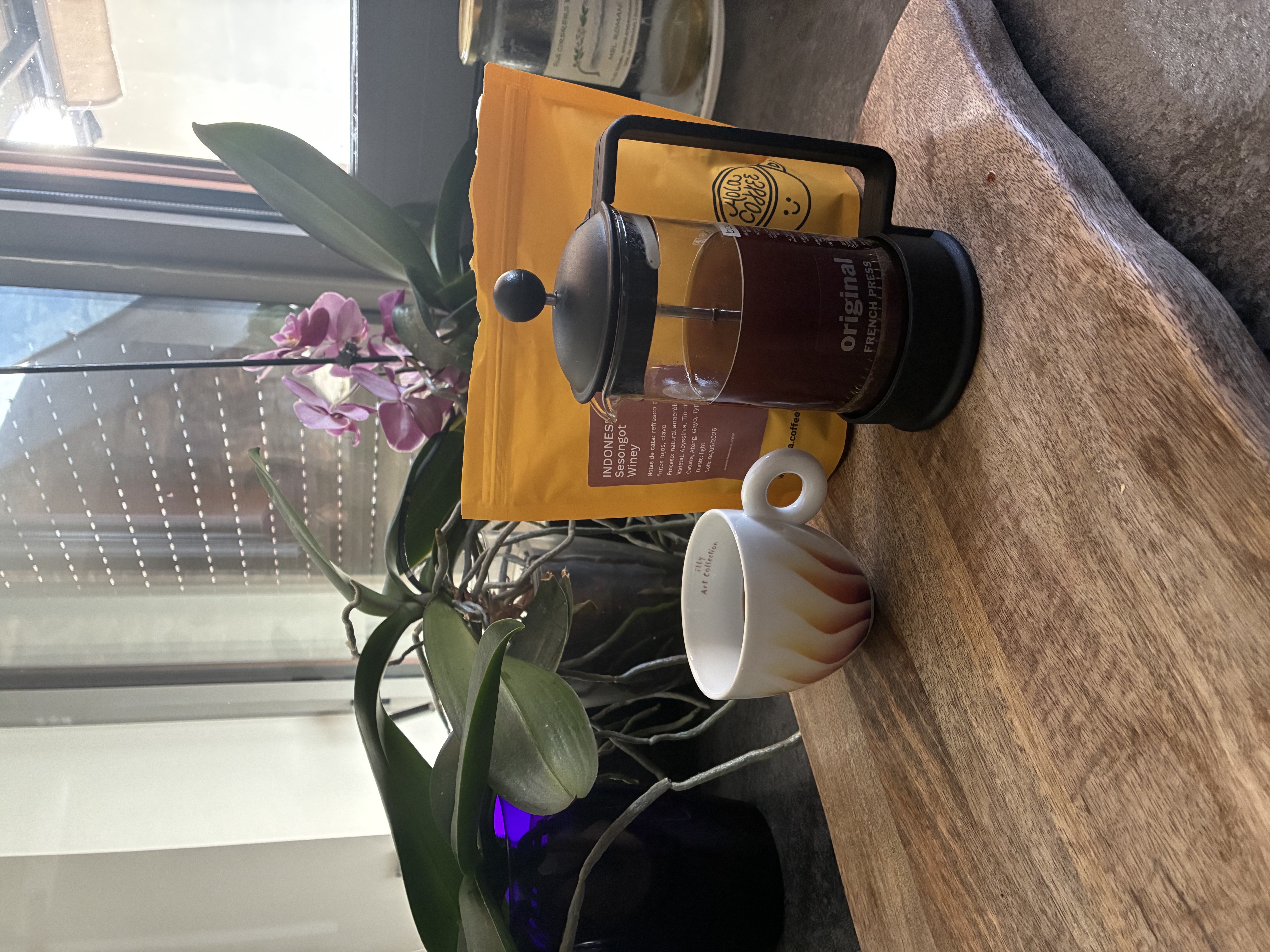 petit indonesi🤎☕️❤️ amb prensa per continuar la feina d un dilluns al mati💪🏻💪🏻
