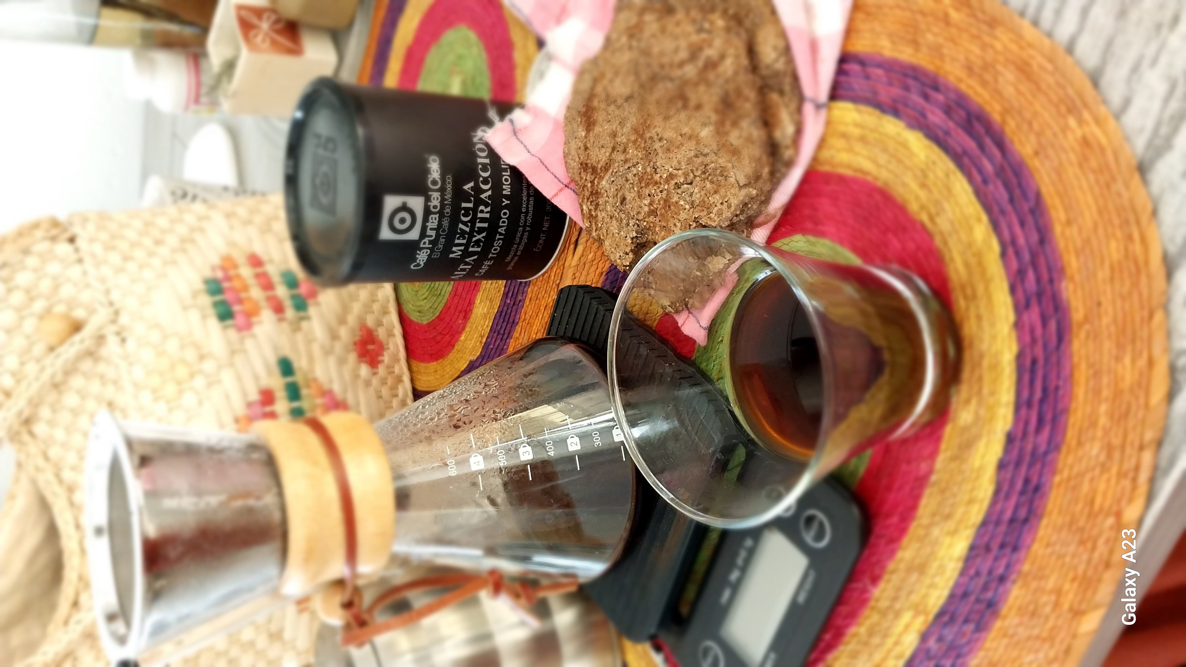 Mezcla arabiga robusta de Café Punta del Cielo, con el rústico saber combinado con panecillos caseros. 