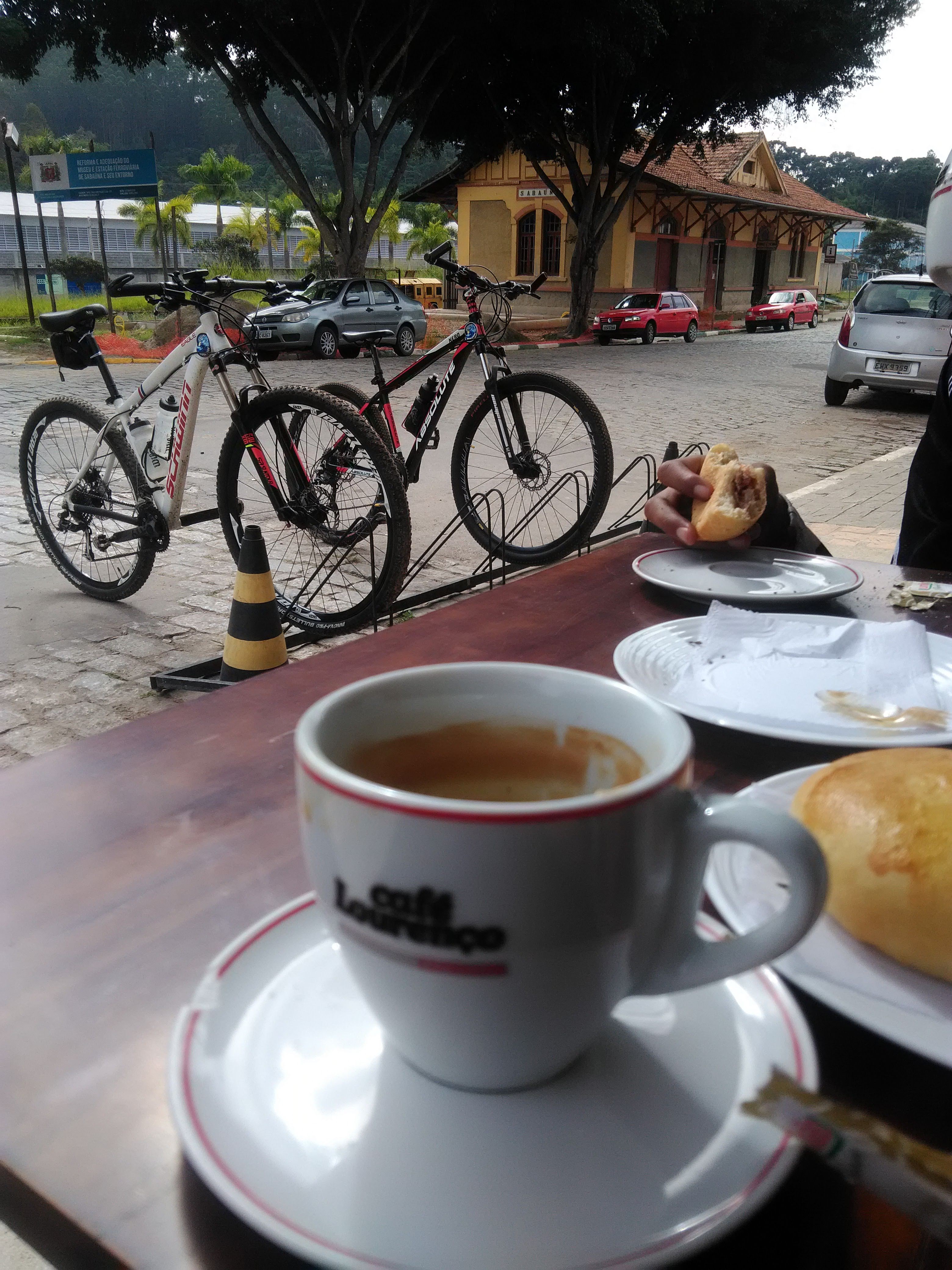 Pedalar e ir até uma cafeteira para tomar um excelente café ao lado da antiga estação ferroviária de Sabaúna