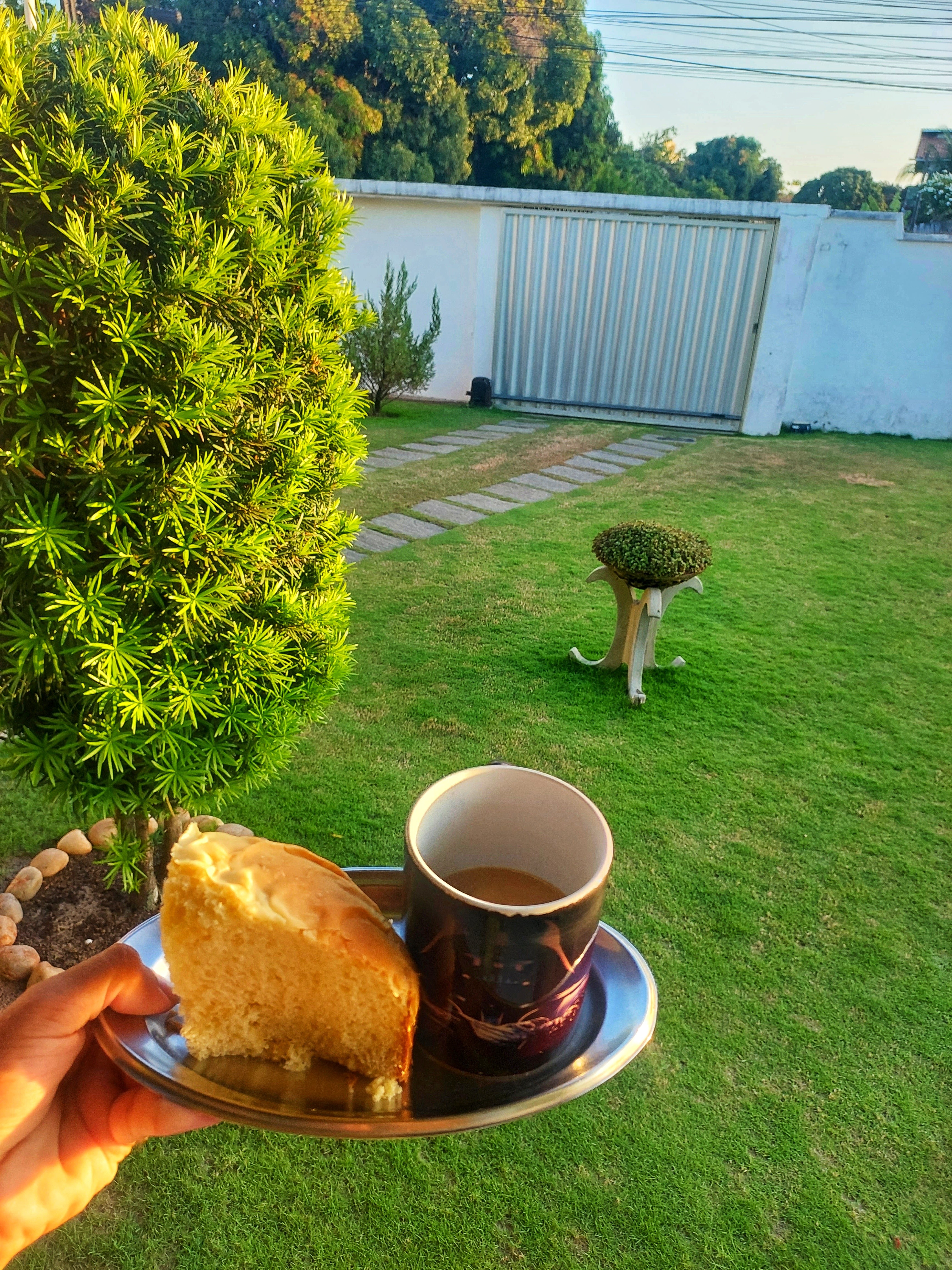 Aquiraz é a primeira capital do Ceará. Moro aqui desde o meu segundo dia de vida e não me imagino morando em outro lugar. Como dizem os turistas, moro onde eles passam férias. Aqui estou a quatro minutinhos da praia, o trânsito é tranquilo.