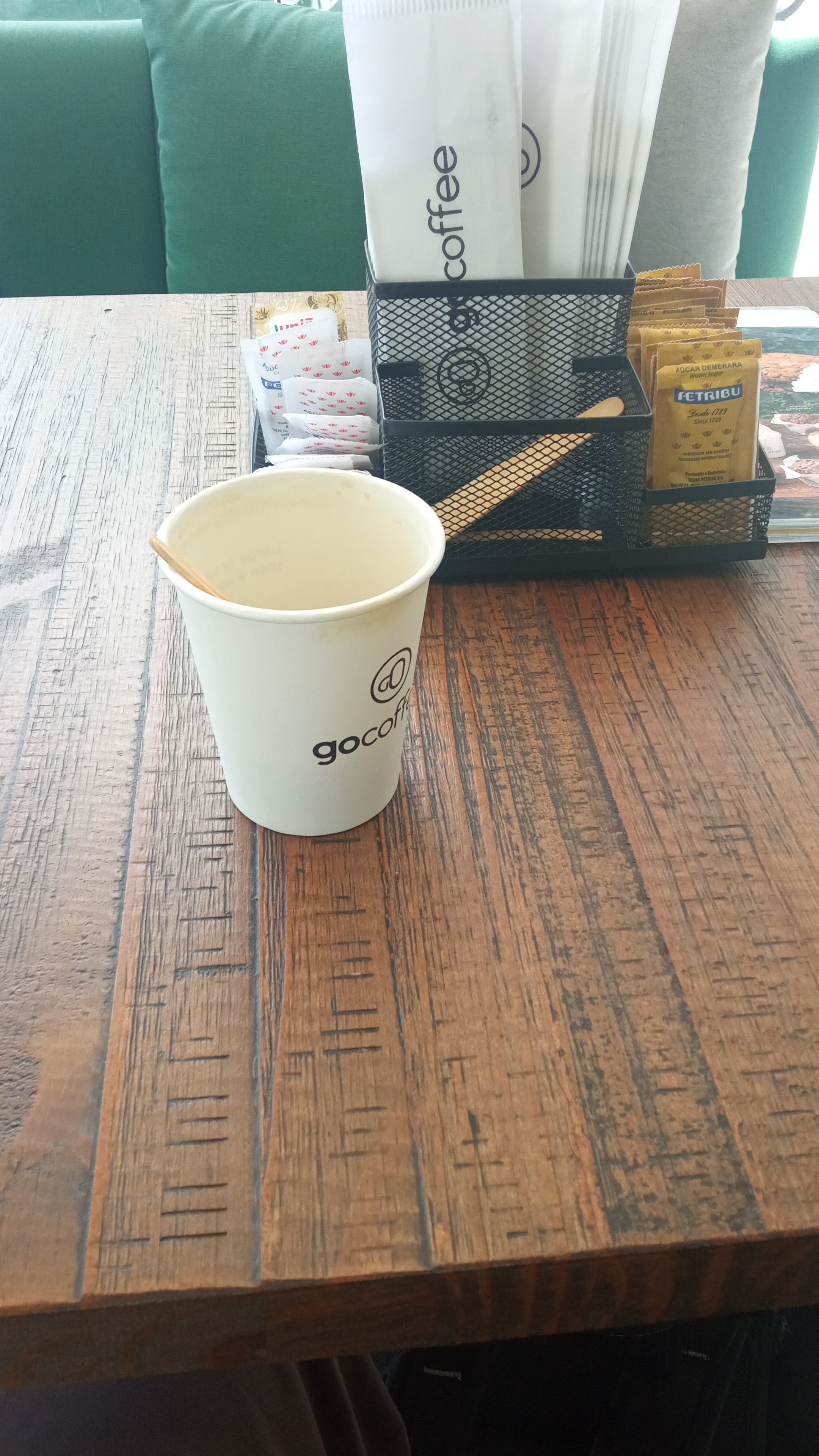Este post é uma mensagem de ódio ao café americano
Simplesmente horroroso
O estilo americano torna o café aguado demais para ter um gosto distinto, e sendo quente torna desagradável para tomar como se fosse uma bebida refrescante.
Uma bebida quente deve ser acompanhada de um sabor característico para se tornar bom, e o café americano destrói tudo isso.
A cafeteria em que tomei é um lugar bom e agradável, ainda tenho que ir lá mais vezes para fazer a review certa do local.
Entretanto posso categoricamente dizer: o café americano é uma bosta.