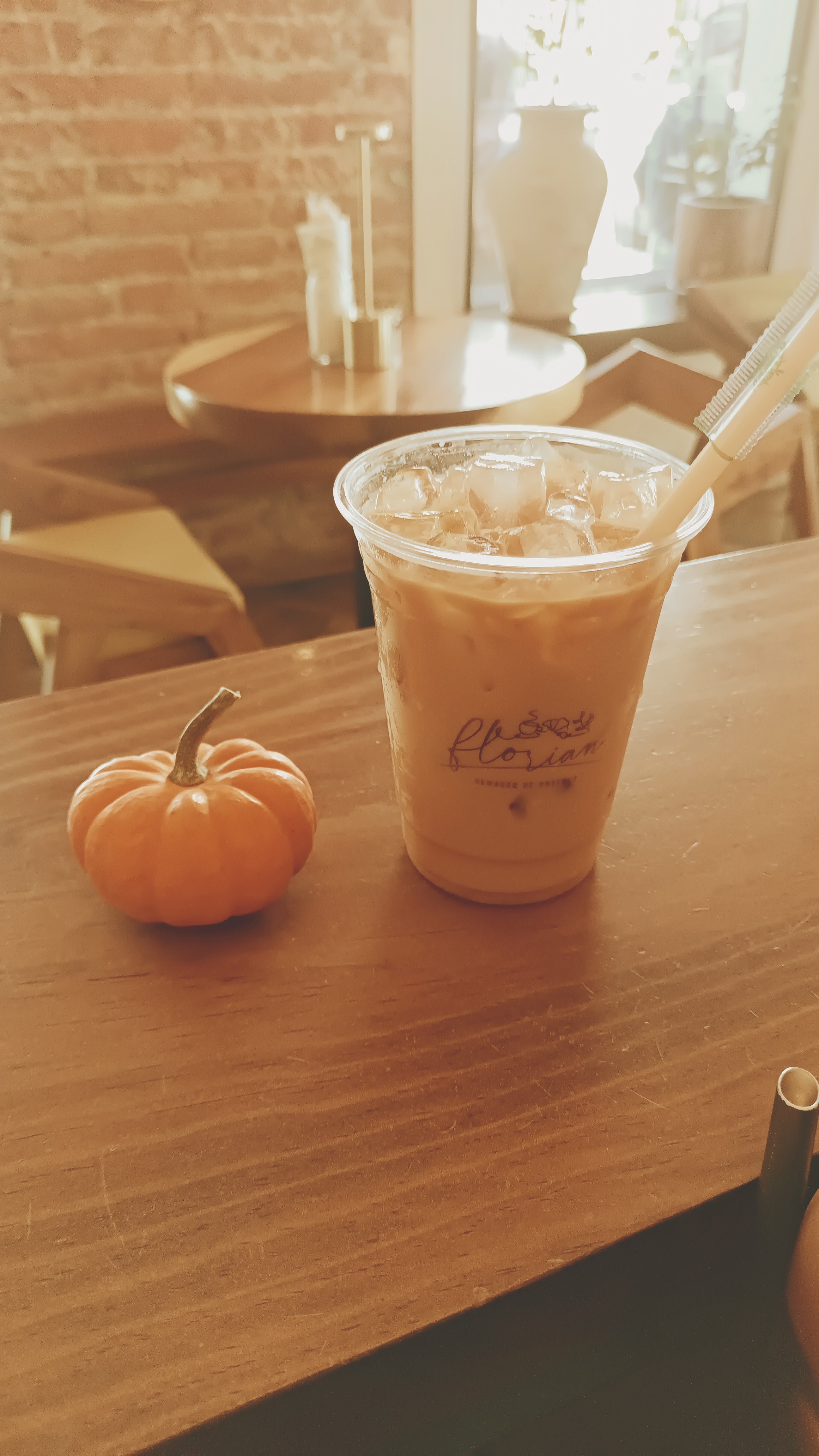 Este es mi primer post.
Está es nuestra versión de la bebedia de temporada, esa que no puede faltar en ninguna cafetería. nuestra versión de Pumkinspice pie latte. Decidimos hacer un jarabe nosotros mismos, tomando en cuenta que muchas personas esperan que sepa a calabaza, es un jarabe de calabaza. Con la máxima precisión en su elaboración, tomando en cuenta hasta los más mínimos detalles como tiempos de infusión o temperaturas exactas para obtener los resultados que esperábamos. Totalmente hecho por nosotros. Bebida opcional con café o sin café. Muy orgullosos de el sabor logrado y la aceptación de la bebida, obviamente la bebida más pedida en el mes. Saludos a todos.