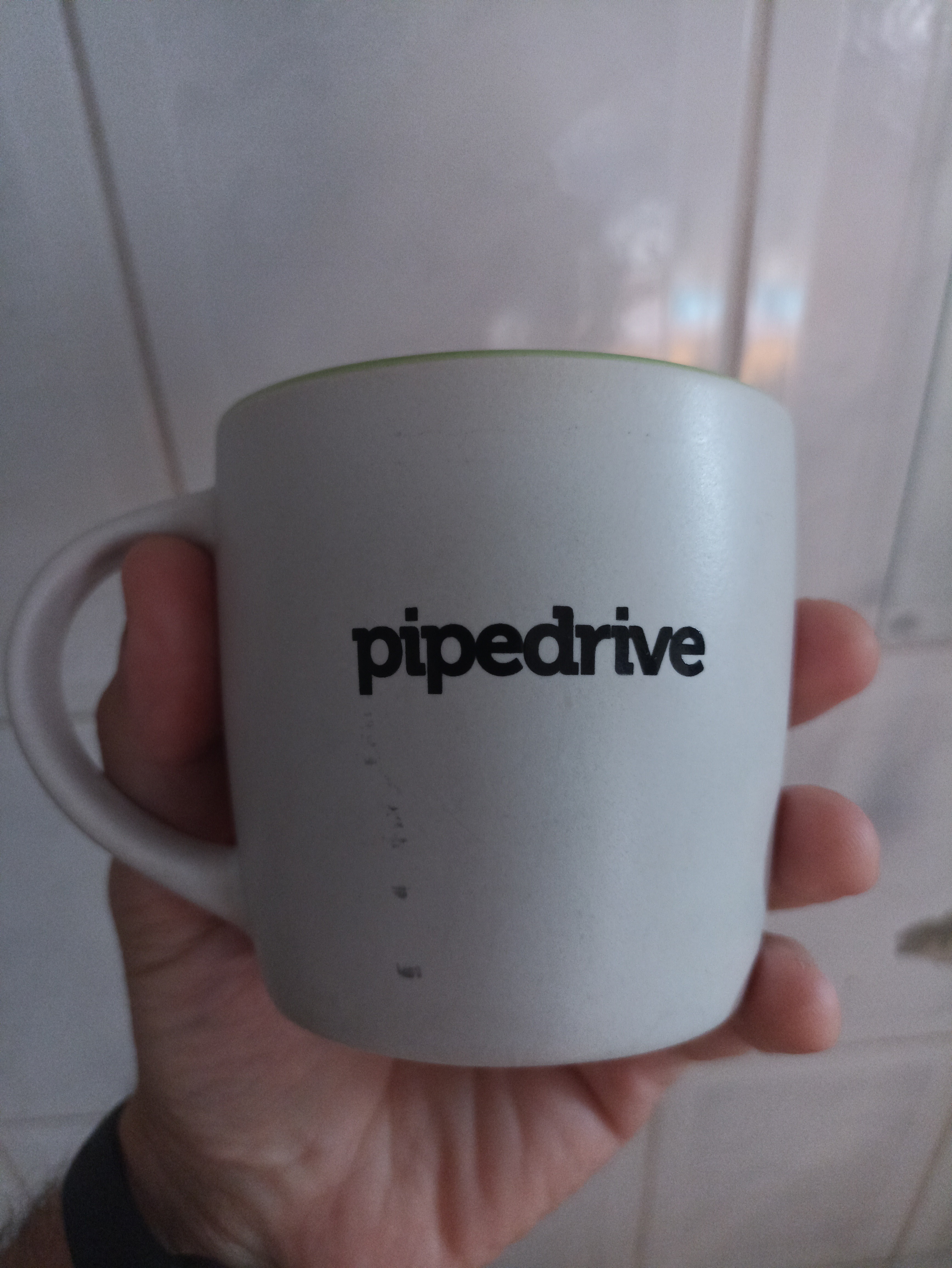 Caneca promocional Pipedrive.