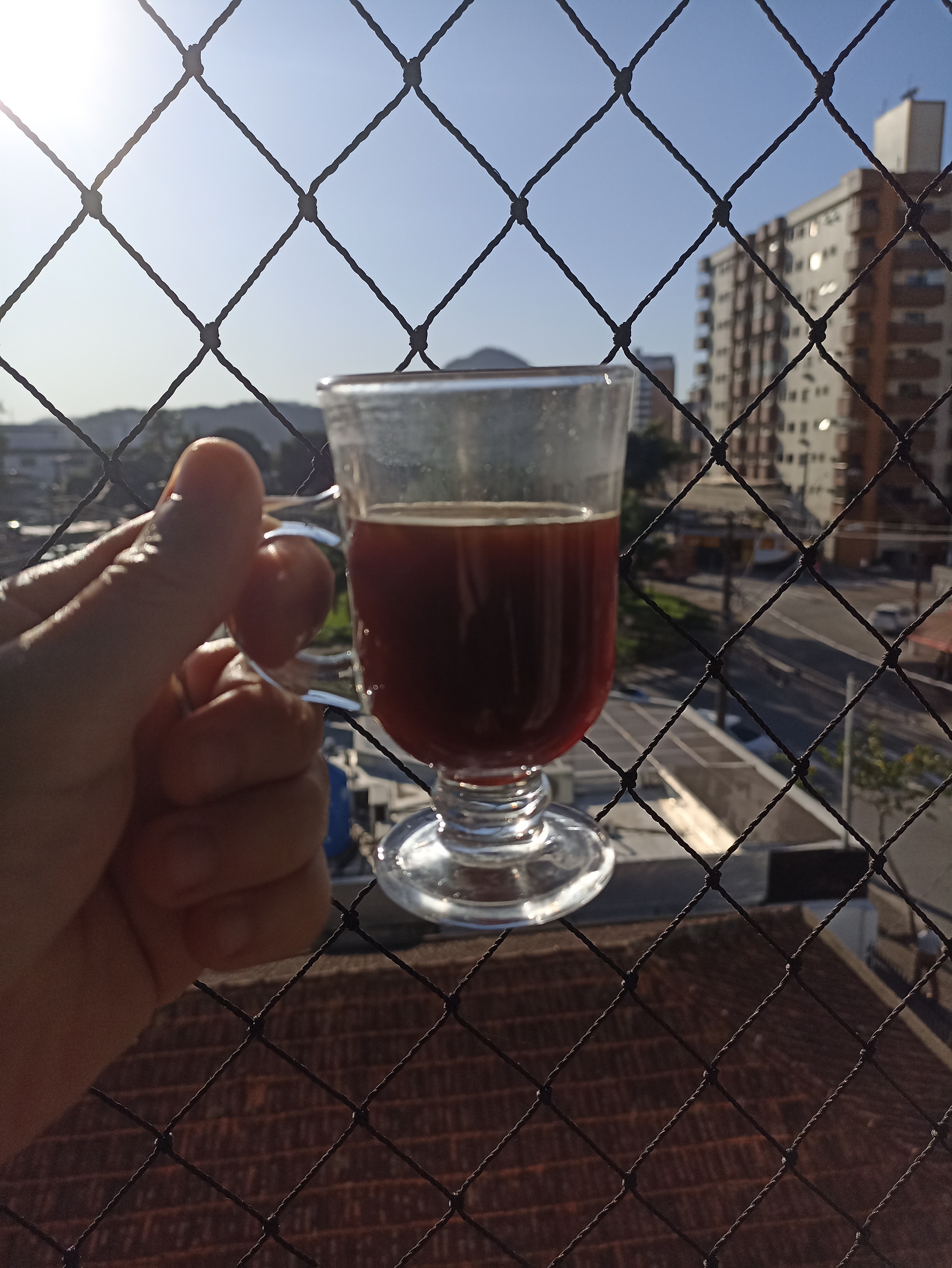 Café na prensa francesa para começar o dia bem. ☕