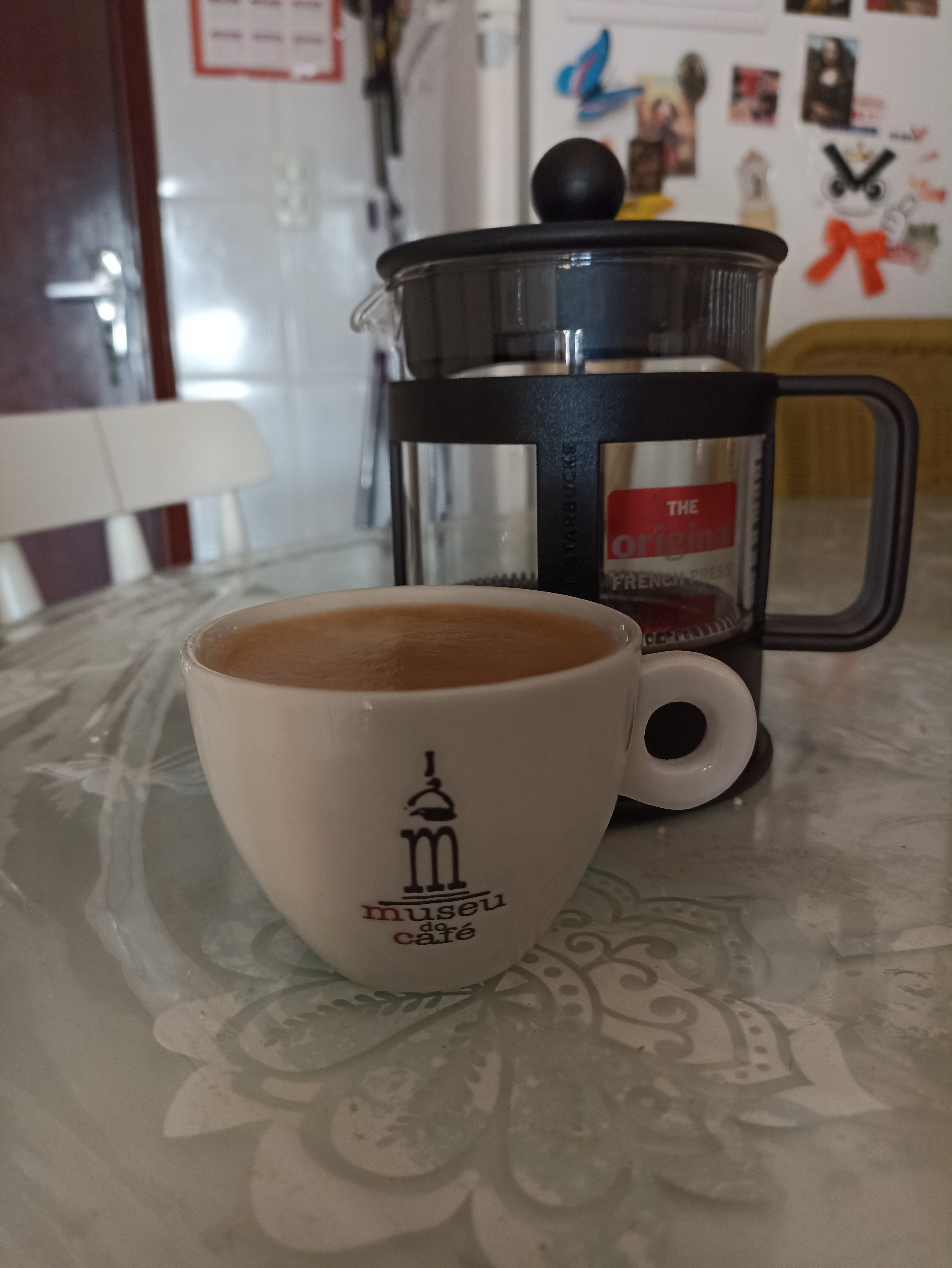 Chegando em casa fui obrigado a fazer um café na prensa francesa, café Starbucks Colômbia.
