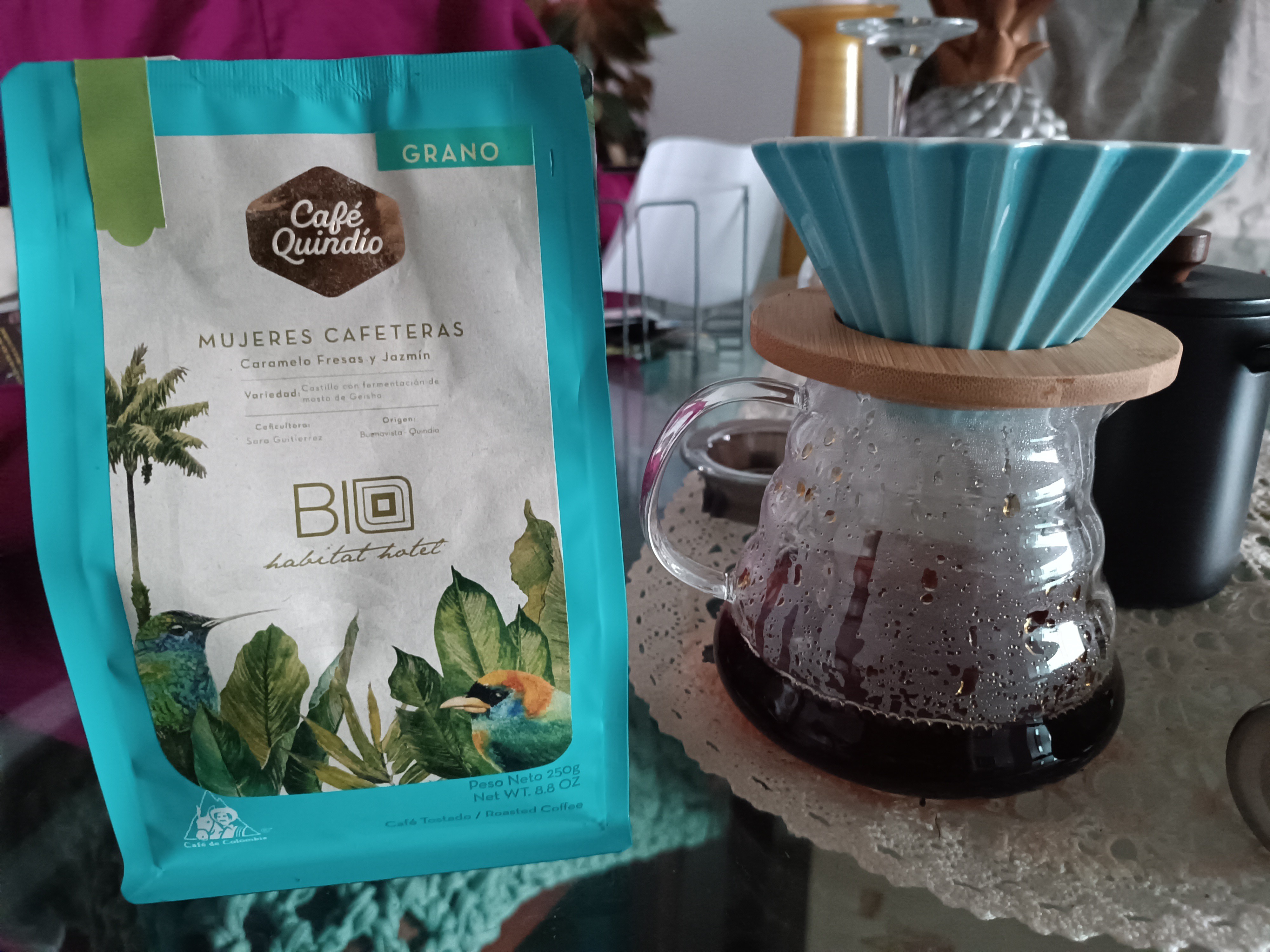 Ayer fui a comprar café, ya que regresé de un viaje largo y no tenía un solo gramo en mi casa; fui al único lugar de la ciudad que conozco que vende café de especialidad y encontré uno nuevo que se promociona por ser cultivado y procesado por mujeres. El aroma de este café es exquisito, es un castillo fermentado en mossto de gesha y esto último le da ciertas características de esa variedad, como su delicadeza y lo aromático que es. Bastante florar me pareció, aunque solo lo he preparado dos veces.
Adquirí mi origami dripper hace poco y lo estrené junto con este café, el método parece resaltar muy bien sus notas florales y su acidez ligeramente cítrica.
Según pude observar, los ratios elevados le van mejor, pues hoy lo probé con un 1:15 y se expresaba más el castillo, mientras que ayer que lo preparé (sin fijarme en la gramera por desgracia) con aproximadamente dos cucharadas de café (en grano) y 300 ml de agua mostró tal delicadeza y complejidad que no me creía que fuera un castillo, variedad a la que estoy muy acostumbrada.
Seguiré probando distintos grados de molienda y ratios para encontrar cómo se expresa mejor este café, pero actualmente estoy gratamente sorprendida y con ganas de prepararme otra taza.