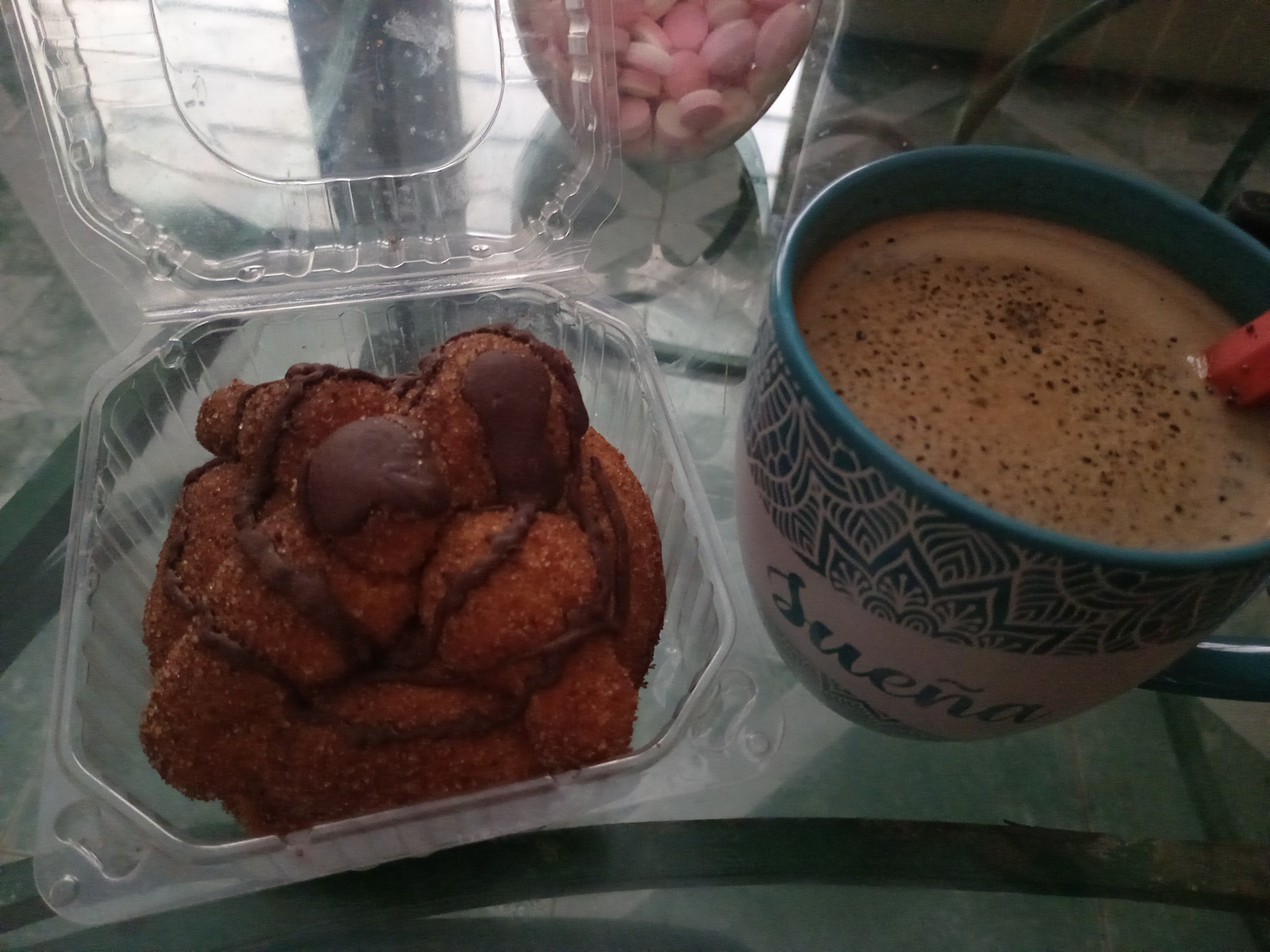 estaba disfrutando de mi café acompañado con un pan de muerto artesanal, cuando de pronto sin darme cuenta mi pan de muerto se había terminado... casi me muero... afortunadamente todavía tenía café, y eso logró hacerme volver a la vida. Feliz día de muertos 👻