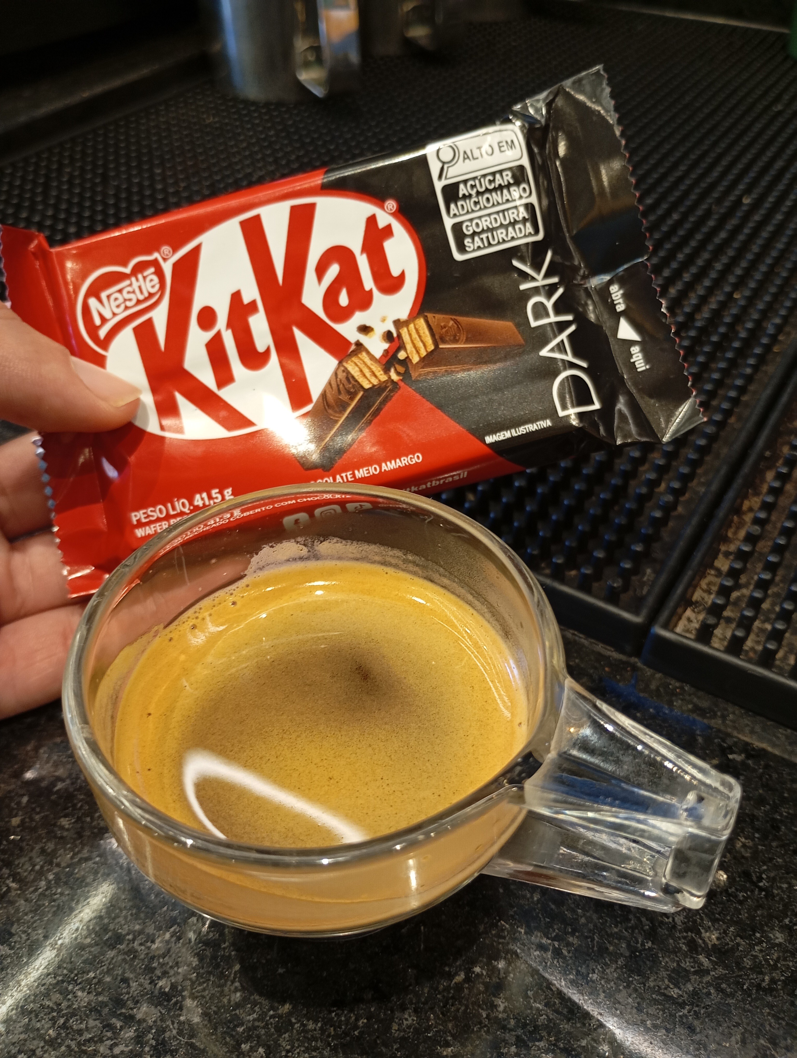 Combinação que adoro: KitKat de chocolate meio amargo com Espresso 