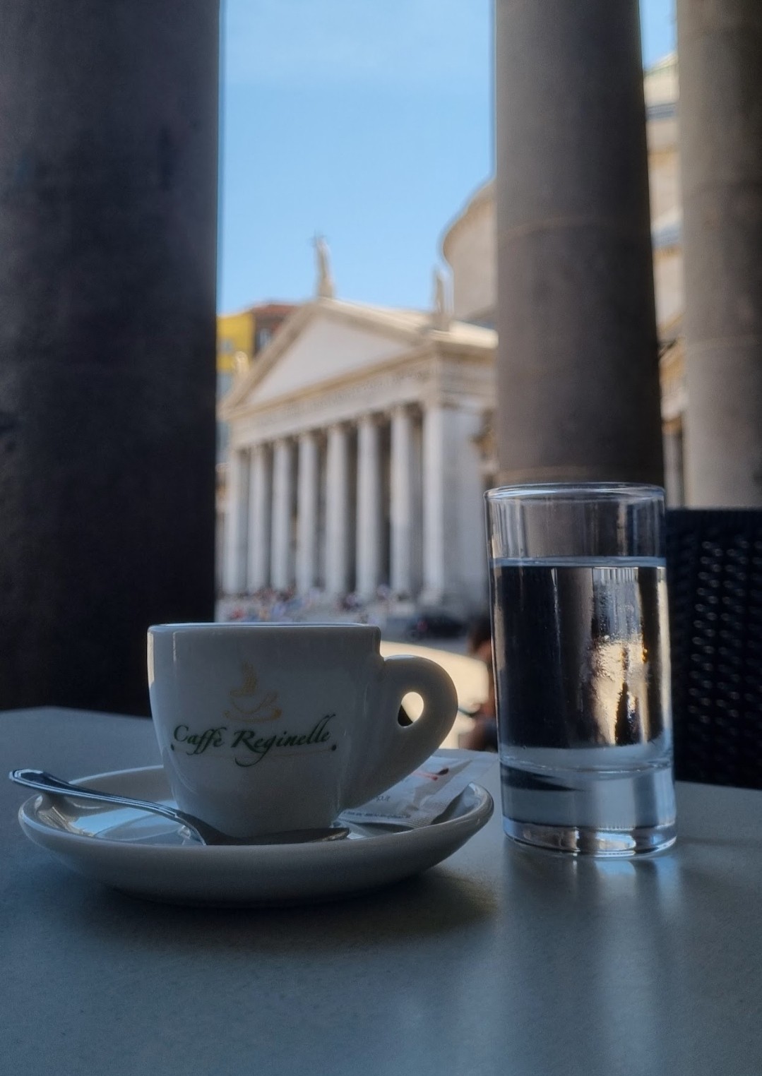 Espresso en Nápoles, Italia; contemplando la Basílica de San Francisco de Paula 🇮🇹