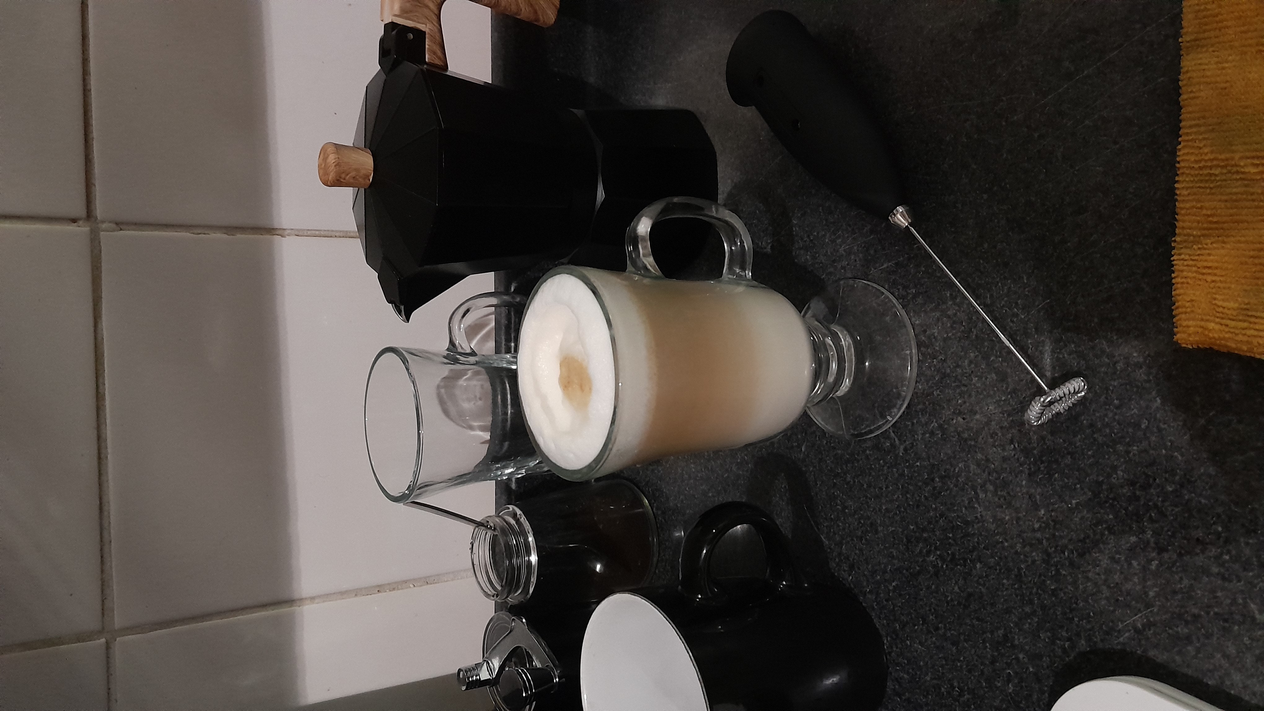 Hace poco me adentré en el mundo del café y compré mi primera cafetera italiana, es bastante práctica y con ella logré hacer mi primer Latte Macchiato. Estoy orgulloso :)