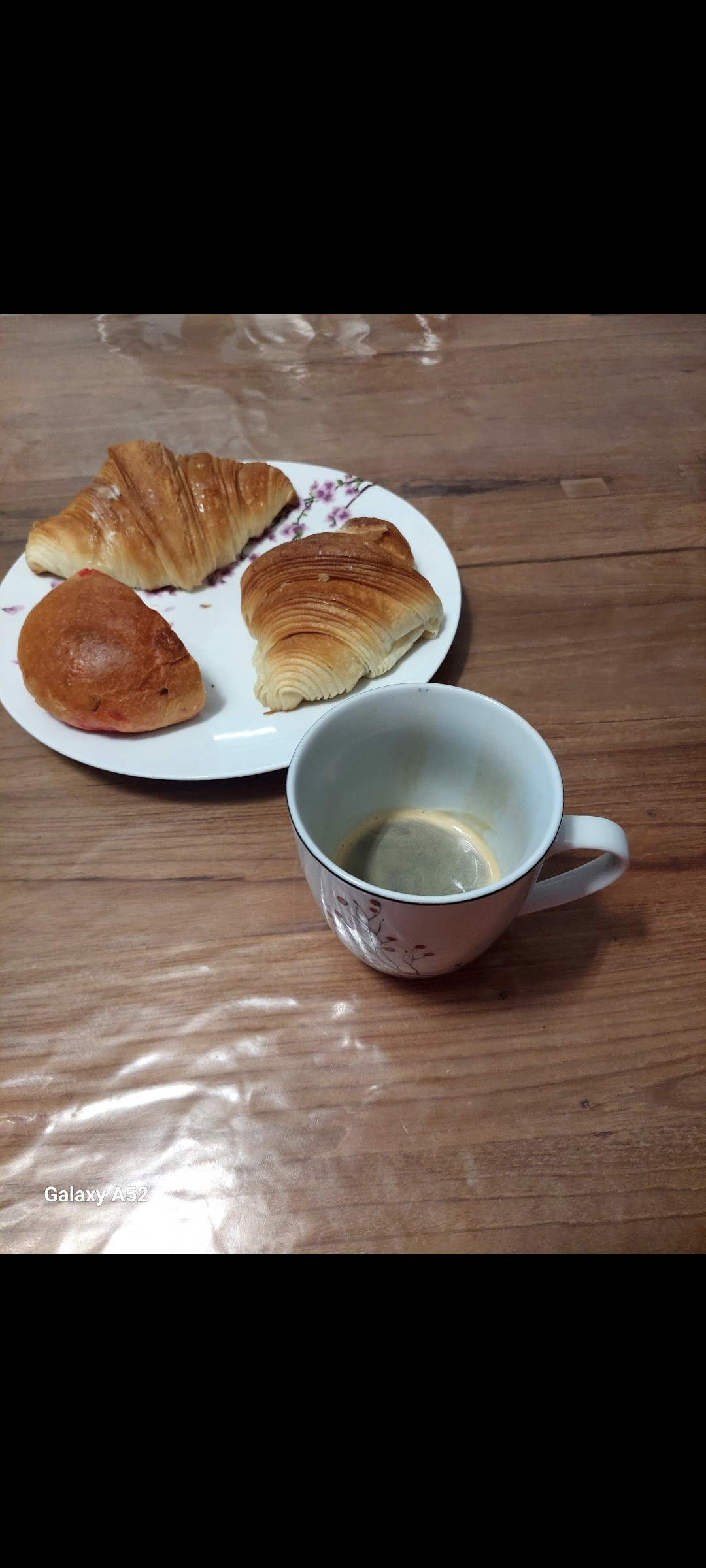 Cafe l'or absolu. Croissants fourrés au chocolat blanc de la boulangerie Du pain pour demain. Pour bien commencer la journée 