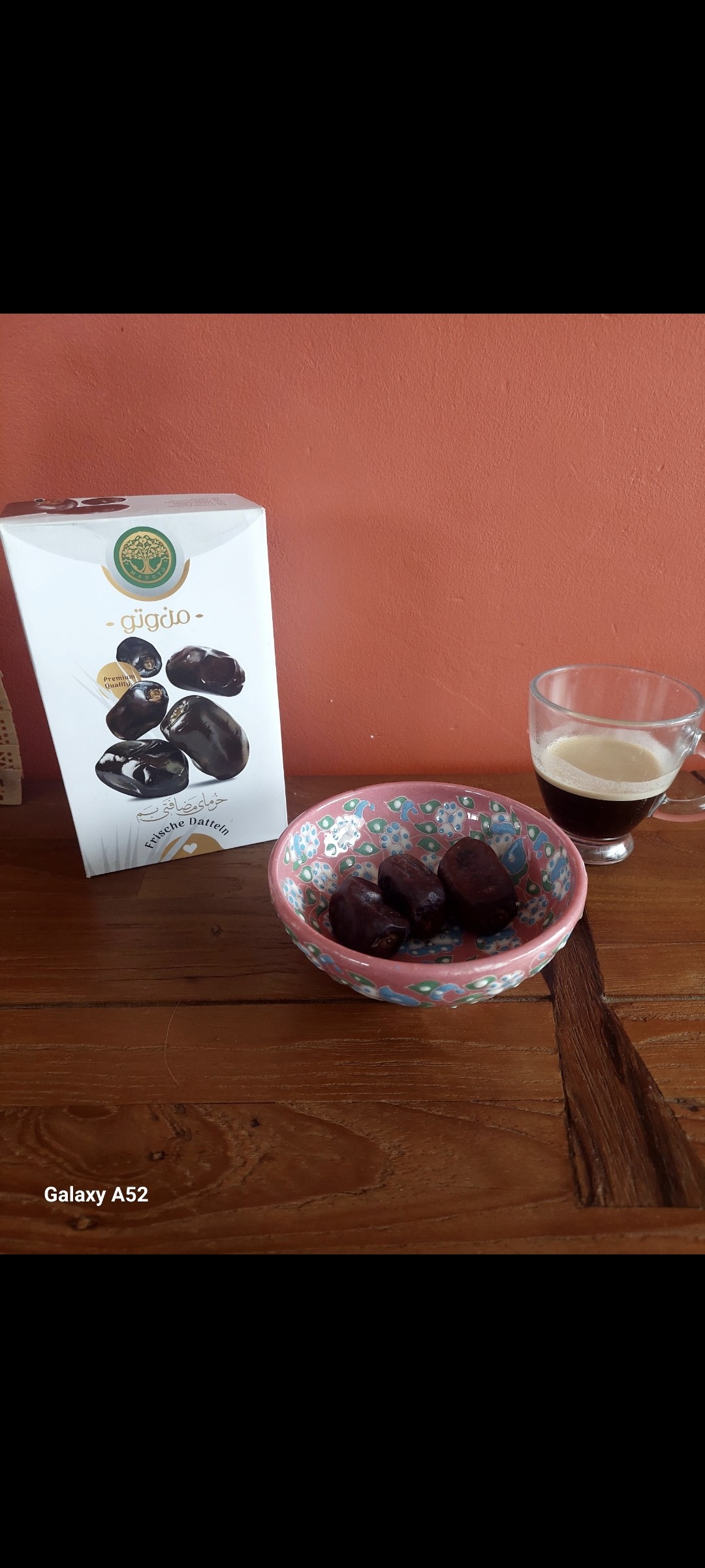 Café  l'or absolu, en grain, 1 kg. Expresso accompagné de quelques dates fraîches Mazafati (sud iran). Demain une photo de ma marque préférée.