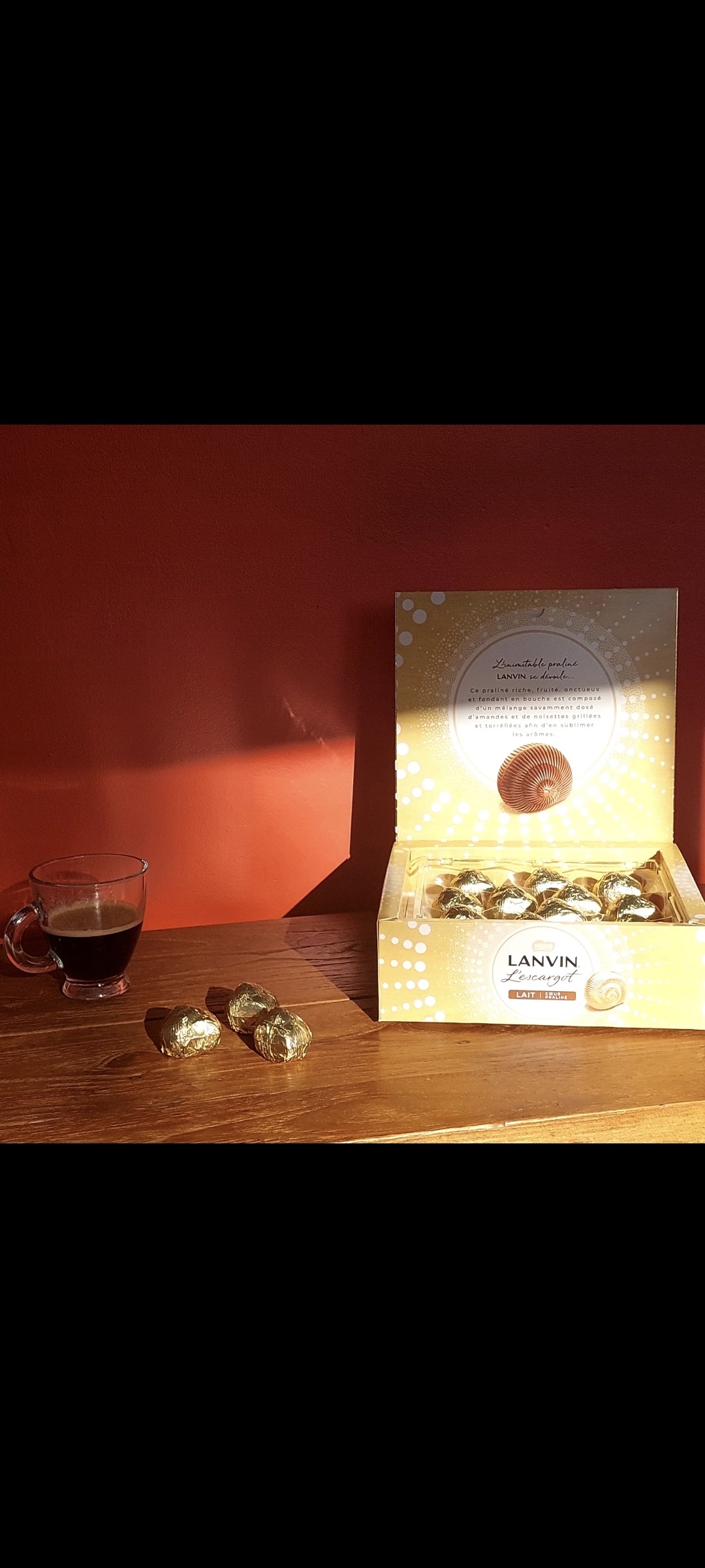 Café l'or absolu, en grain, 1 kg, épicé. Expresso accompagné d'un escargot au chocolat au lait! J'aime les escargots ;- )))