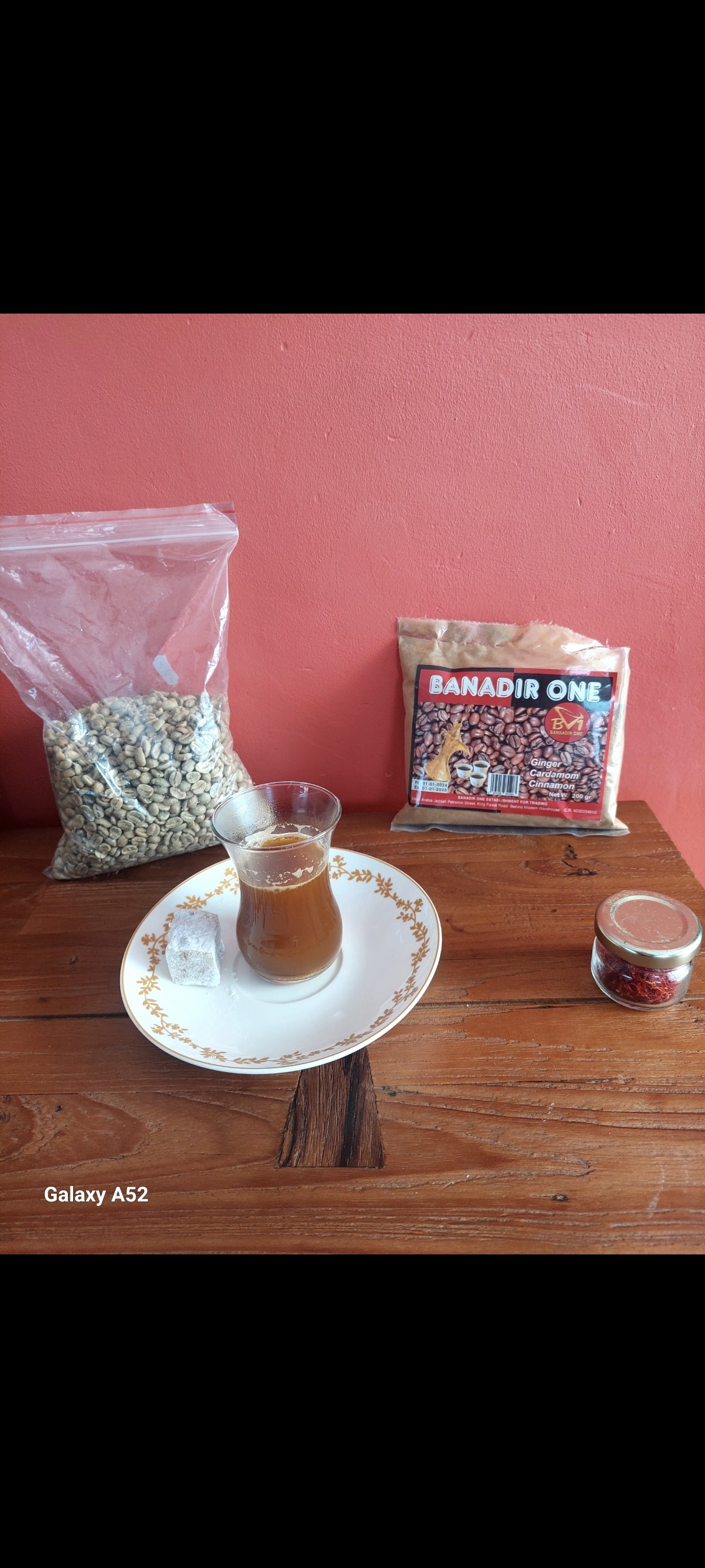 Petit café oriental bien épicé au gingembre,  à la cannelle, à  la cardamone et avec un peu de safran du jardin. 